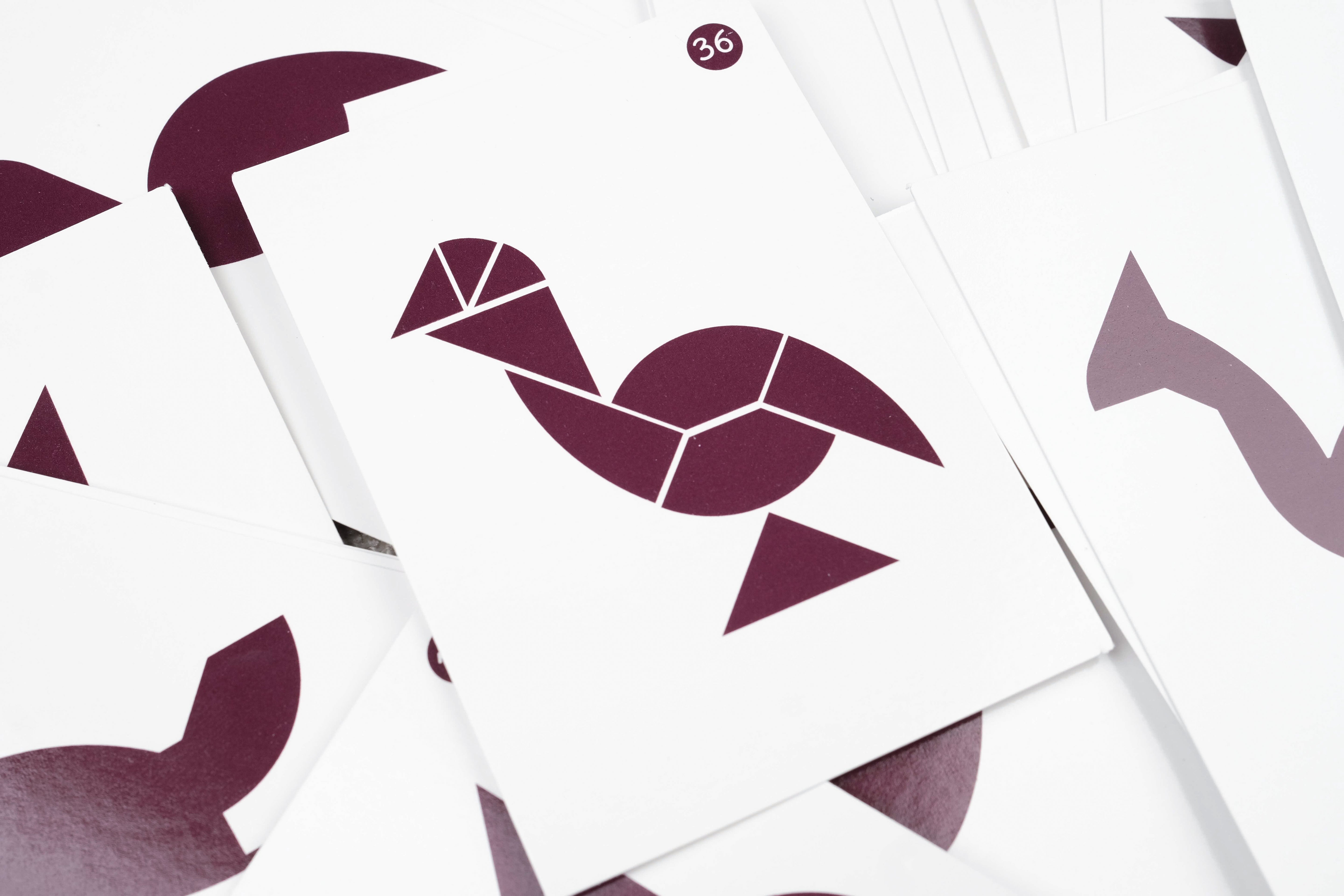 Cartes défis posées en éventail avec figures géométriques – Double Tangram Œuf Jeux Faugère