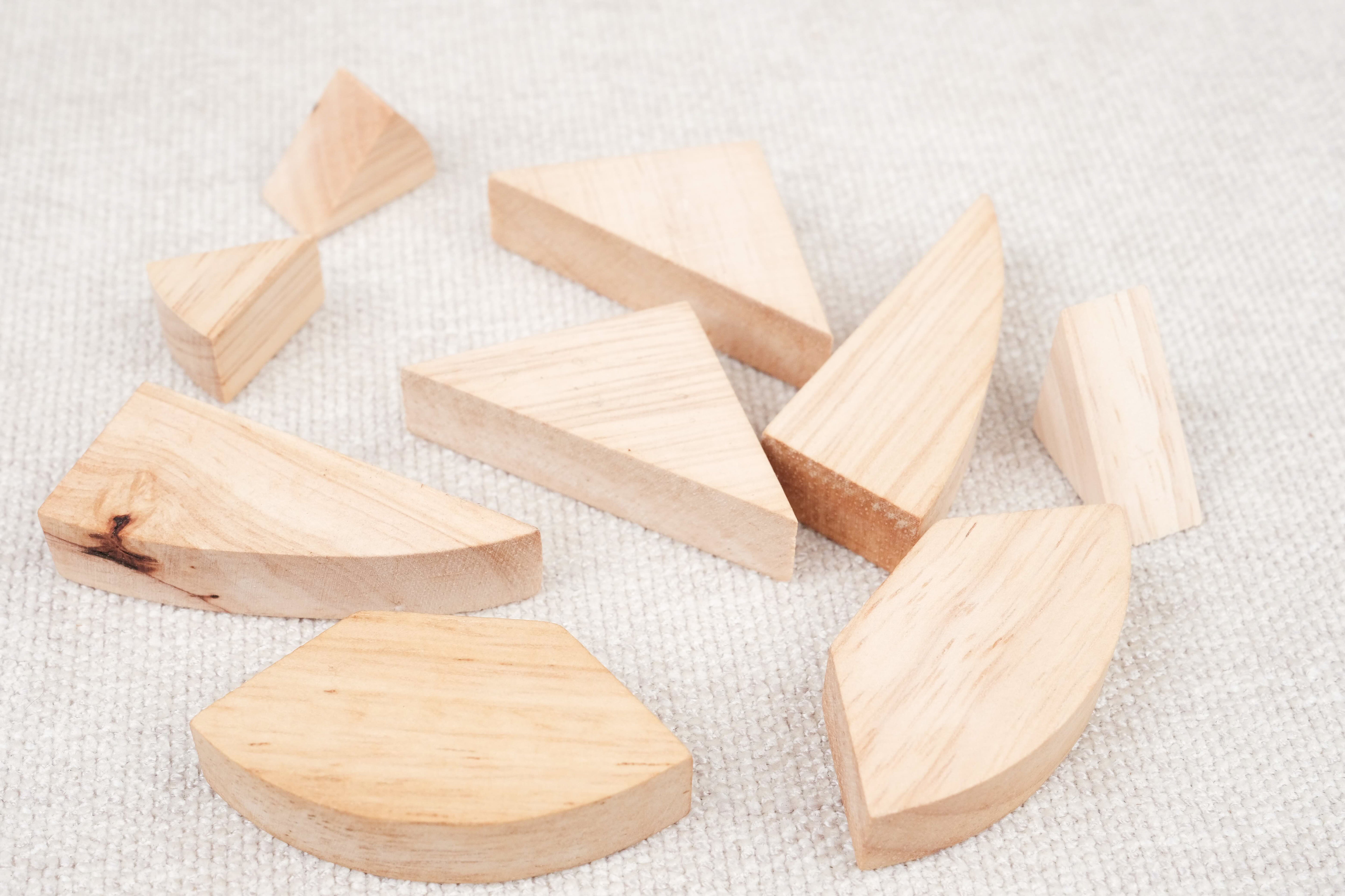 Pièces en bois du tangram œuf disposées à plat – Double Tangram Œuf Jeux Faugère