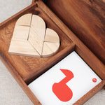 Vue rapprochée du tangram cœur en bois avec cartes – Double Tangram Cœur Jeux Faugère