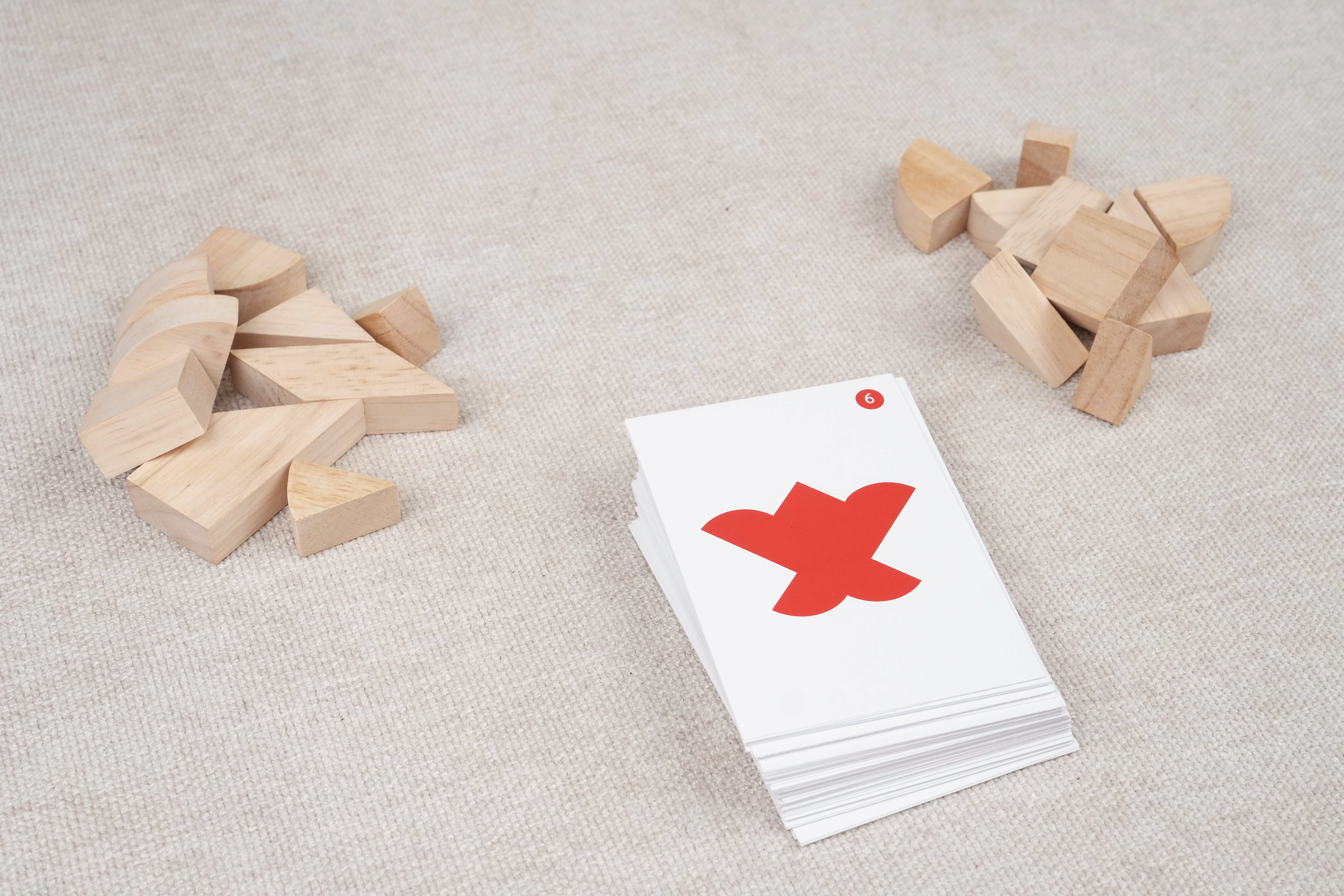 Pièces du tangram cœur en bois disposées à plat – Double Tangram Cœur Jeux Faugère