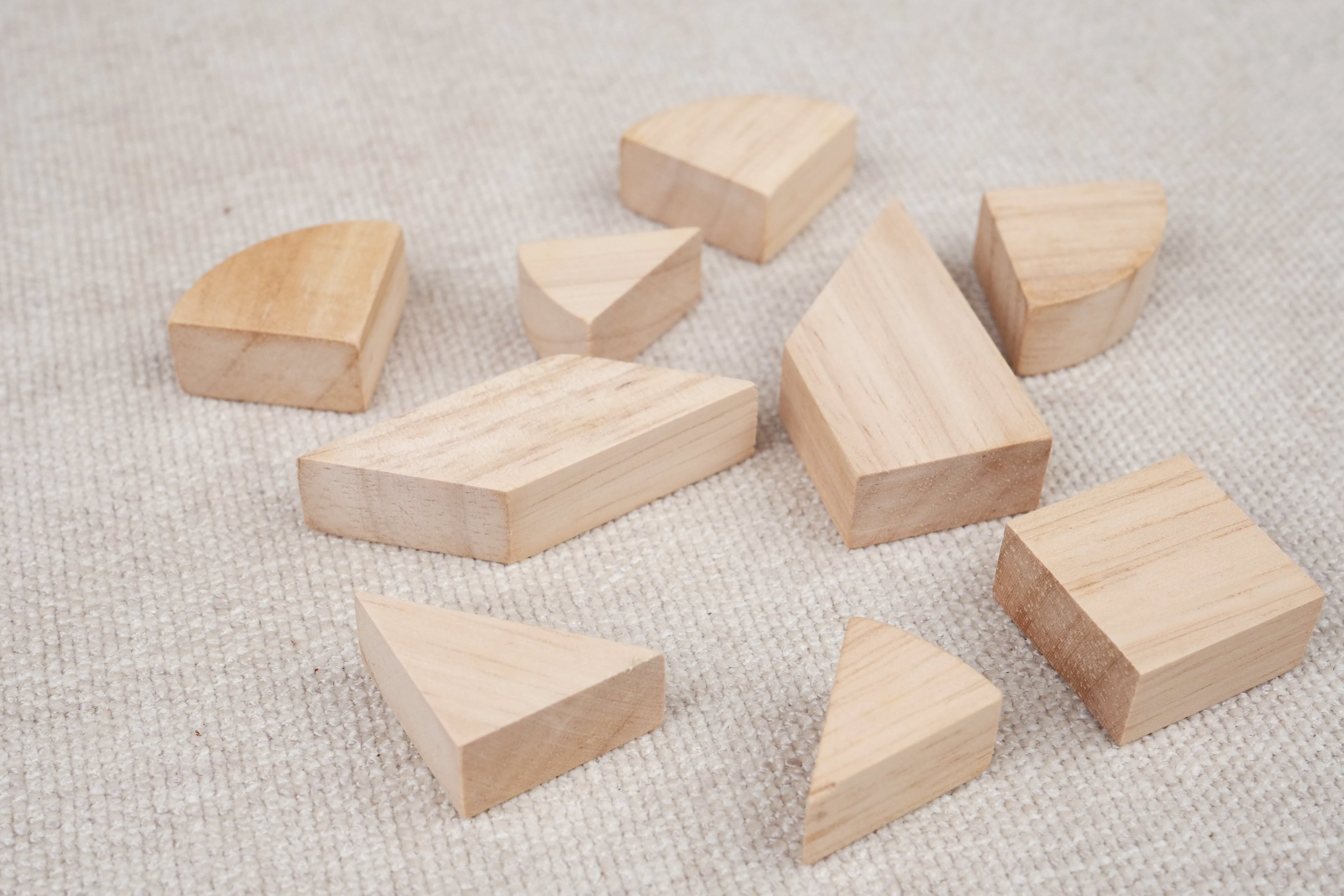 Pièces du tangram cœur en bois disposées à plat – Double Tangram Cœur Jeux Faugère