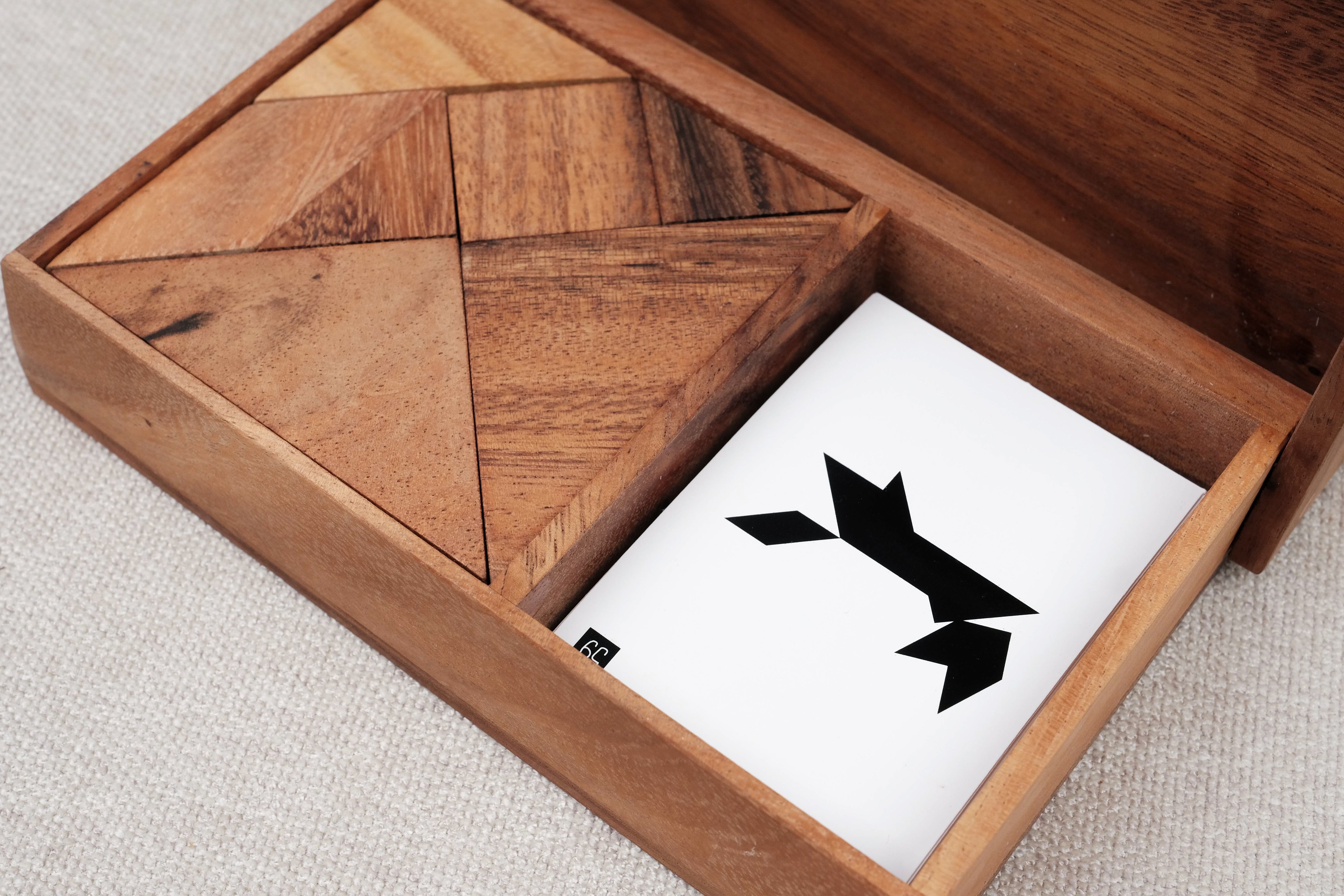 Détail du coffret en bois Double Tangram avec cartes silhouettes