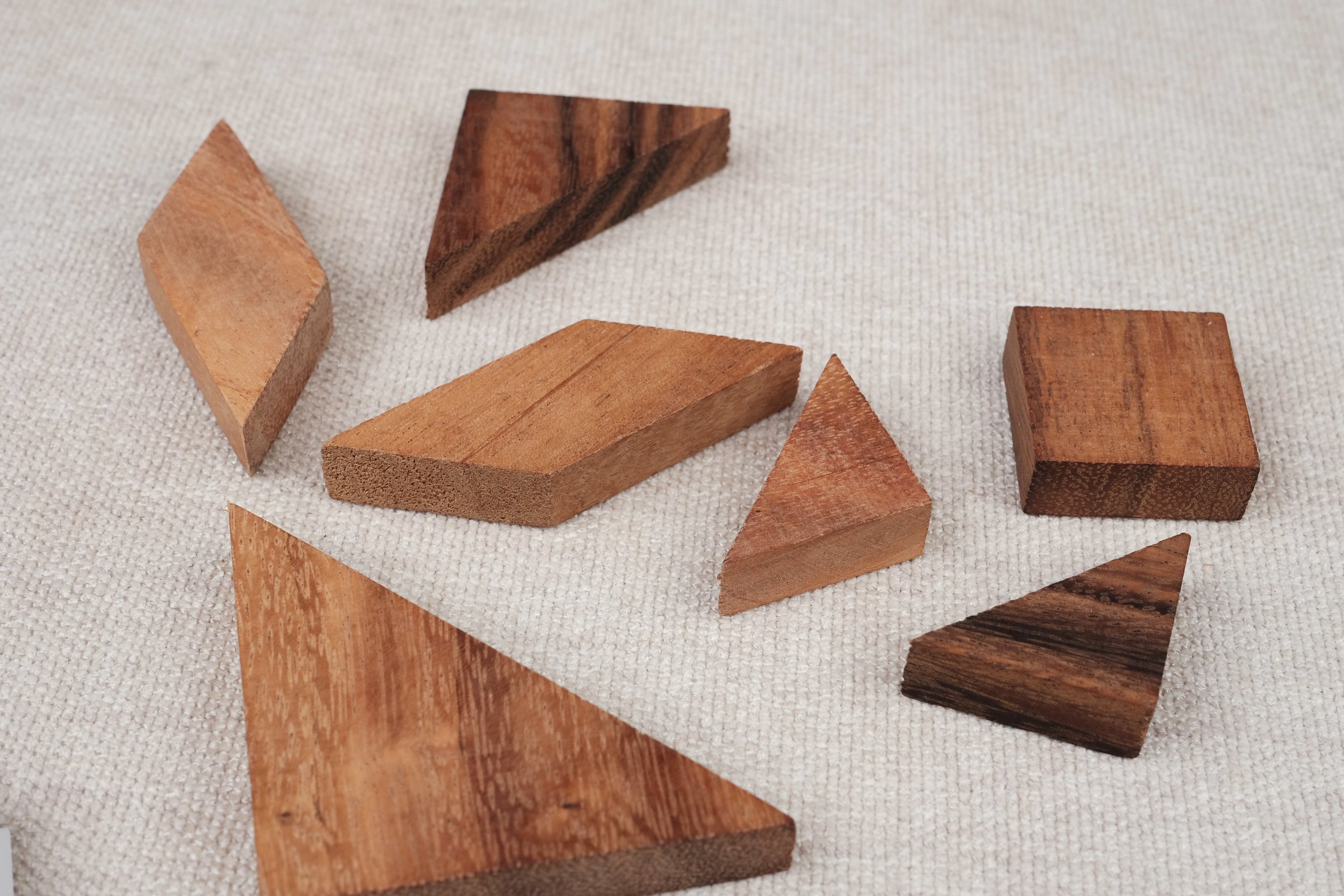 Pièces des tangrams en bois d'acacia disposées à plat – Double Tangram Jeux Faugère
