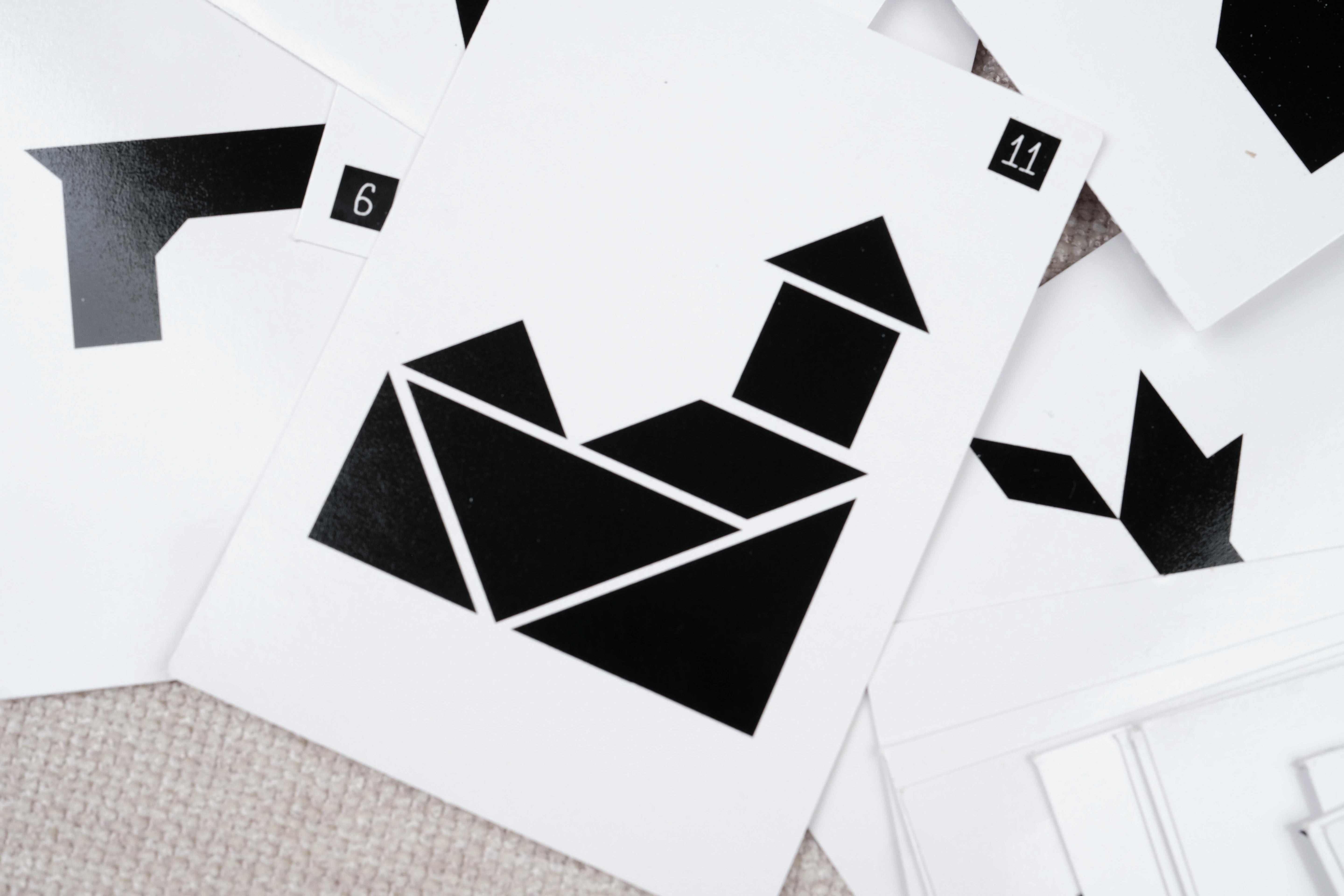 Solutions des cartes défis illustrées avec silhouettes géométriques en noir – Double Tangram Jeux Faugère