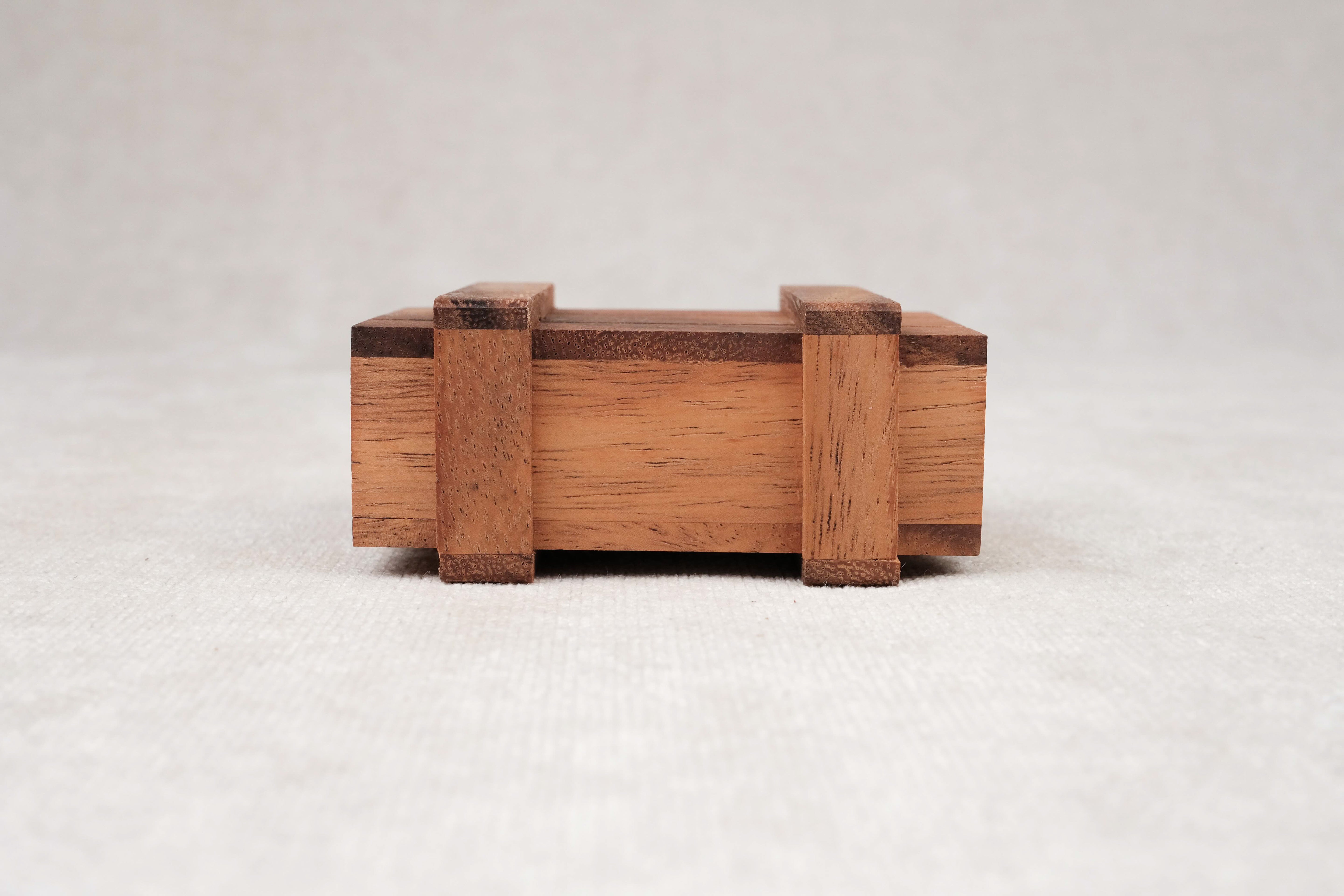 Vue de coté casse-tête Boîte Secrète en bois avec mécanisme caché – Best-seller Jeux Faugère