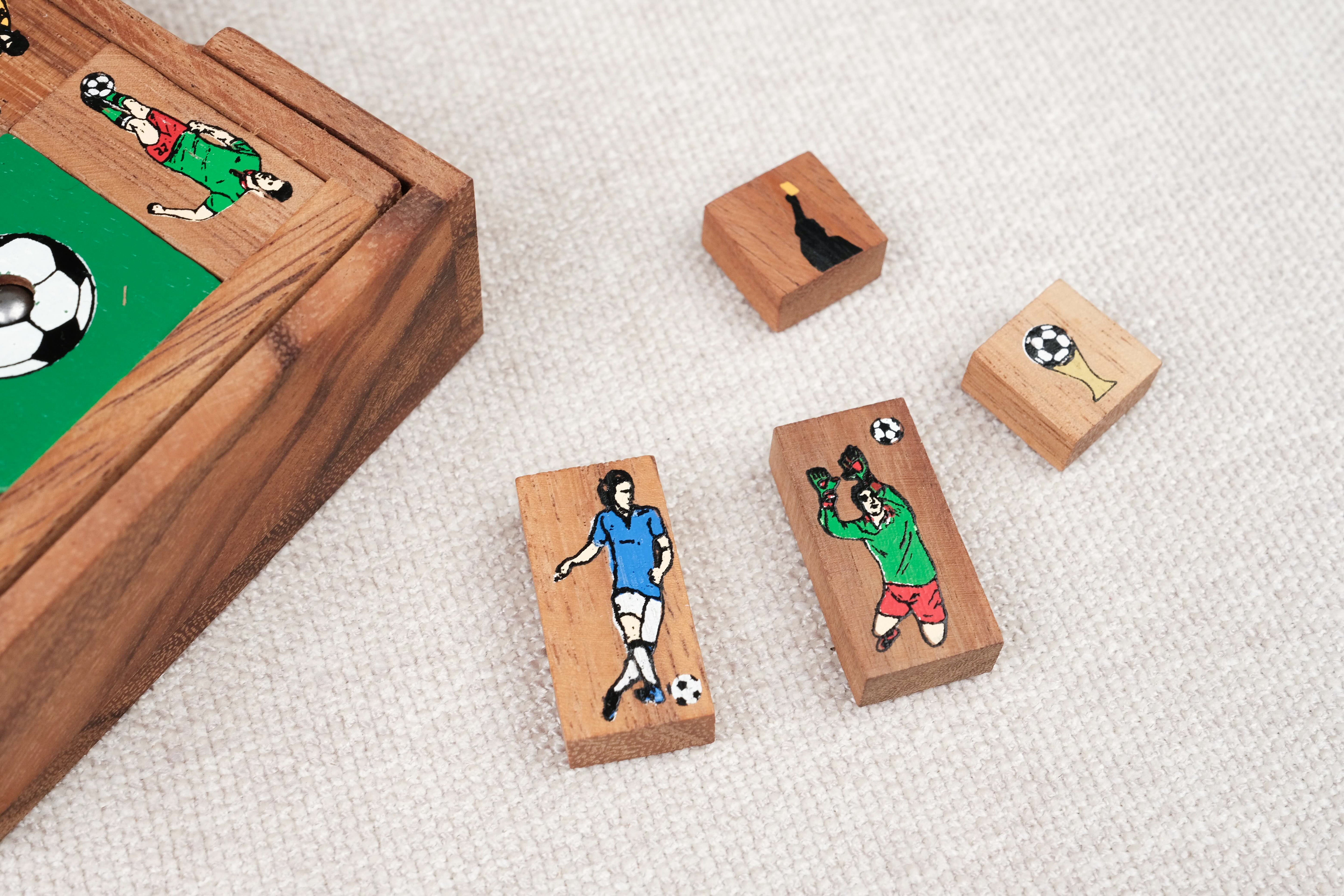 Pièces du casse-tête L’Âne rouge foot – Puzzle multi-combinaisons en bois Jeux Faugère