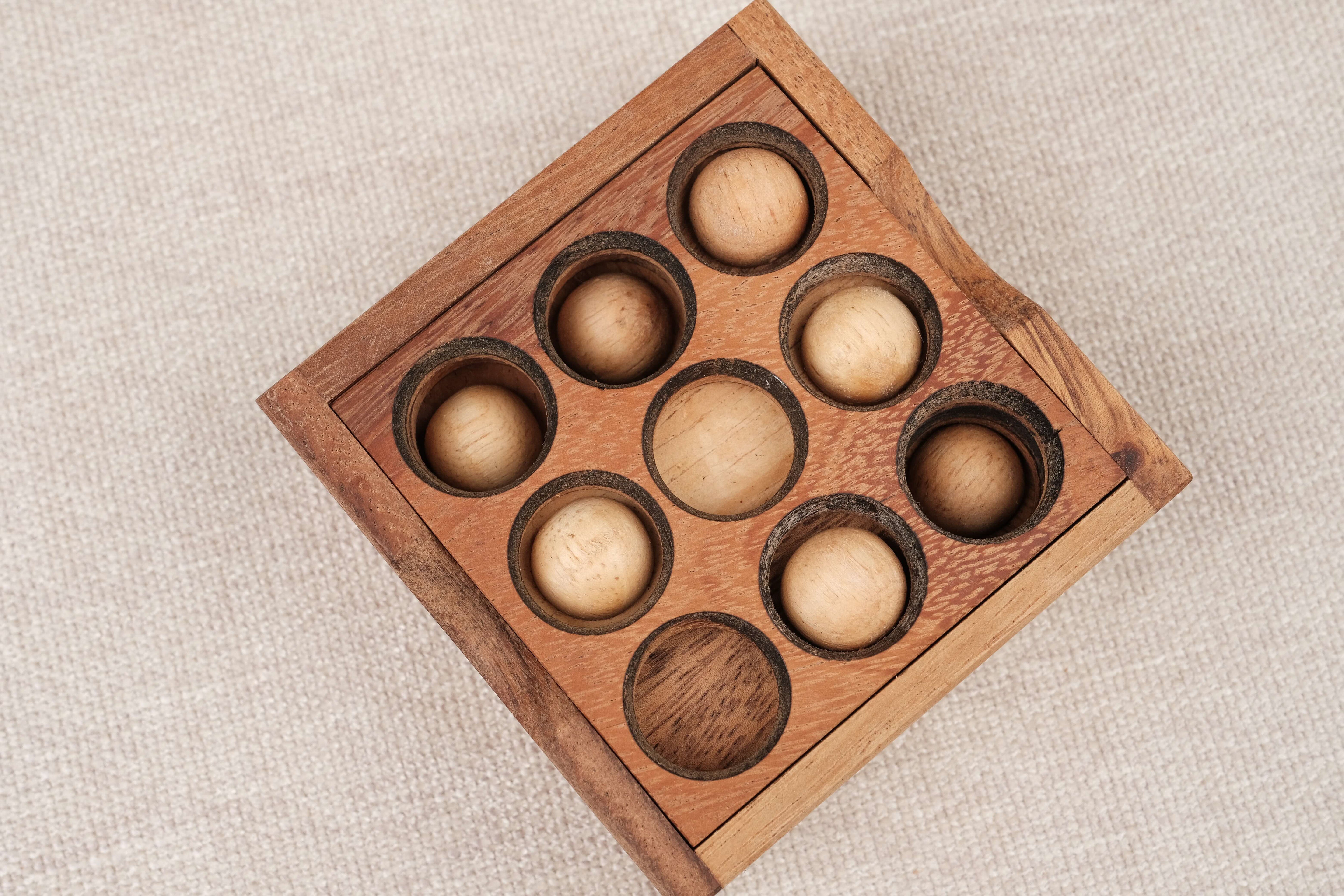 Puzzle Easy Box vu de dessus, casse-tête en bois artisanal avec billes à placer – Jeux Faugère