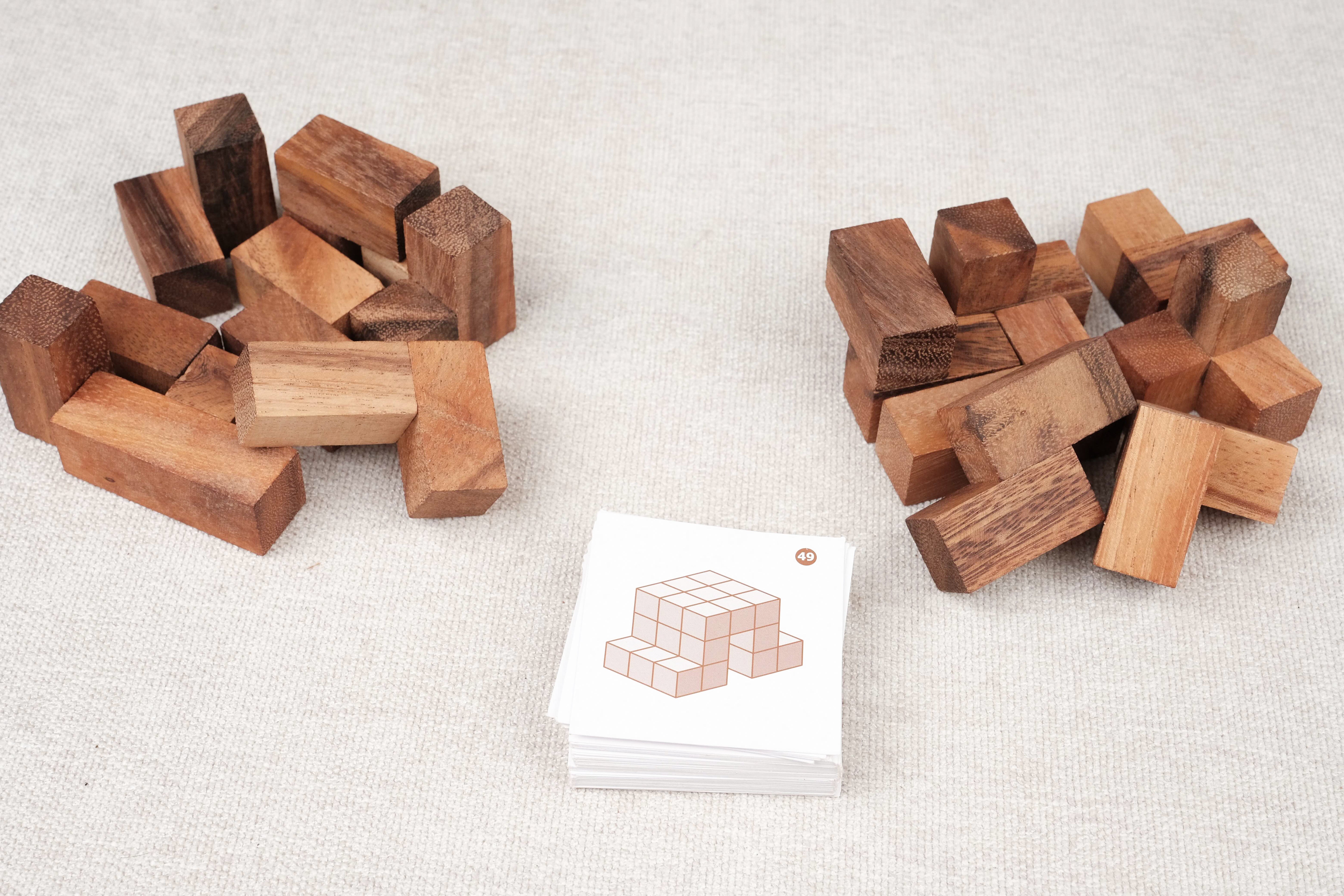 Double Cube en bois acacia avec cartes modèles