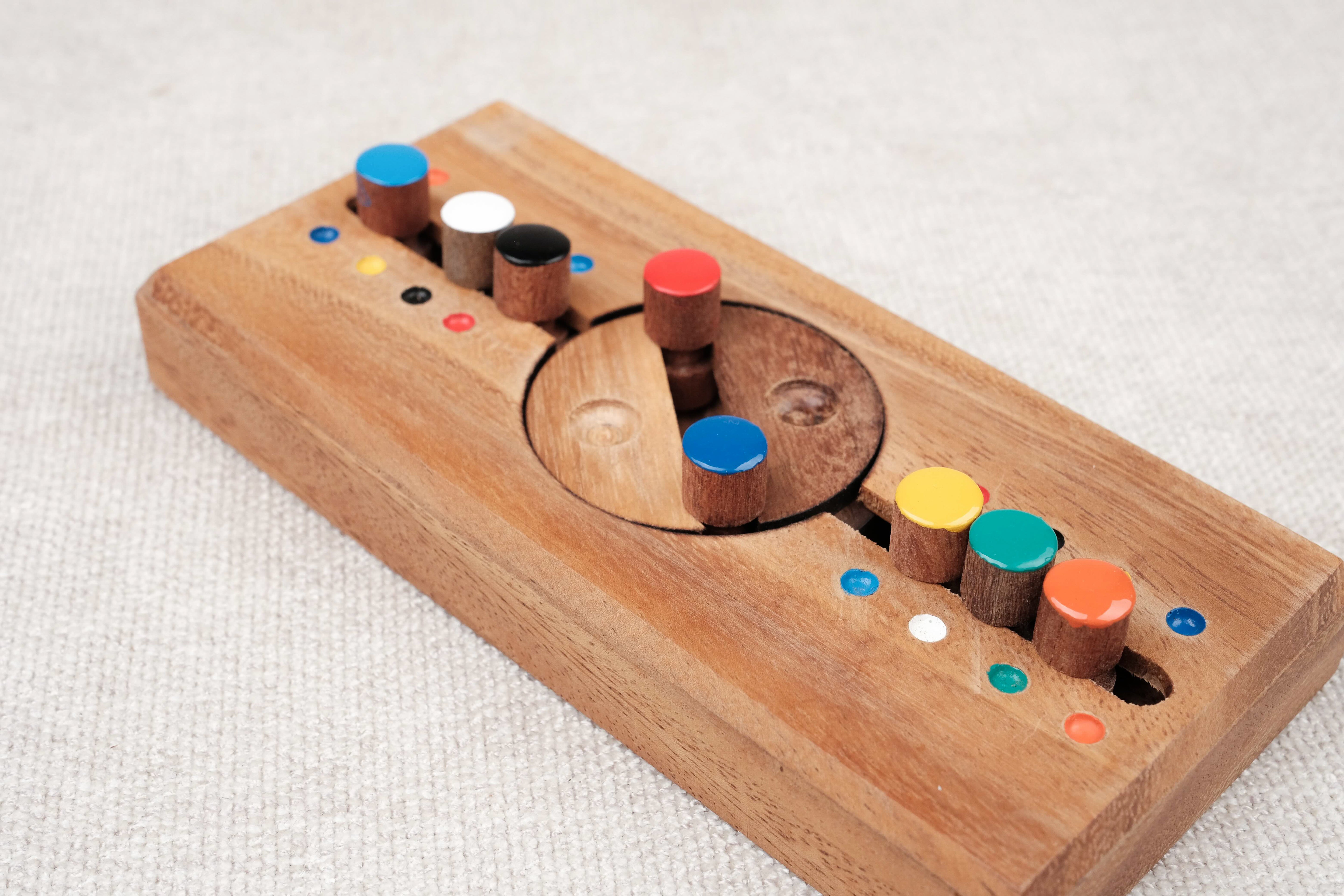 Code Secret vu de dessus avec ses pions de couleur à pivoter