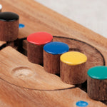 Jeu Code Secret gros plan sur les pions colorés en bois – Jeux Faugère