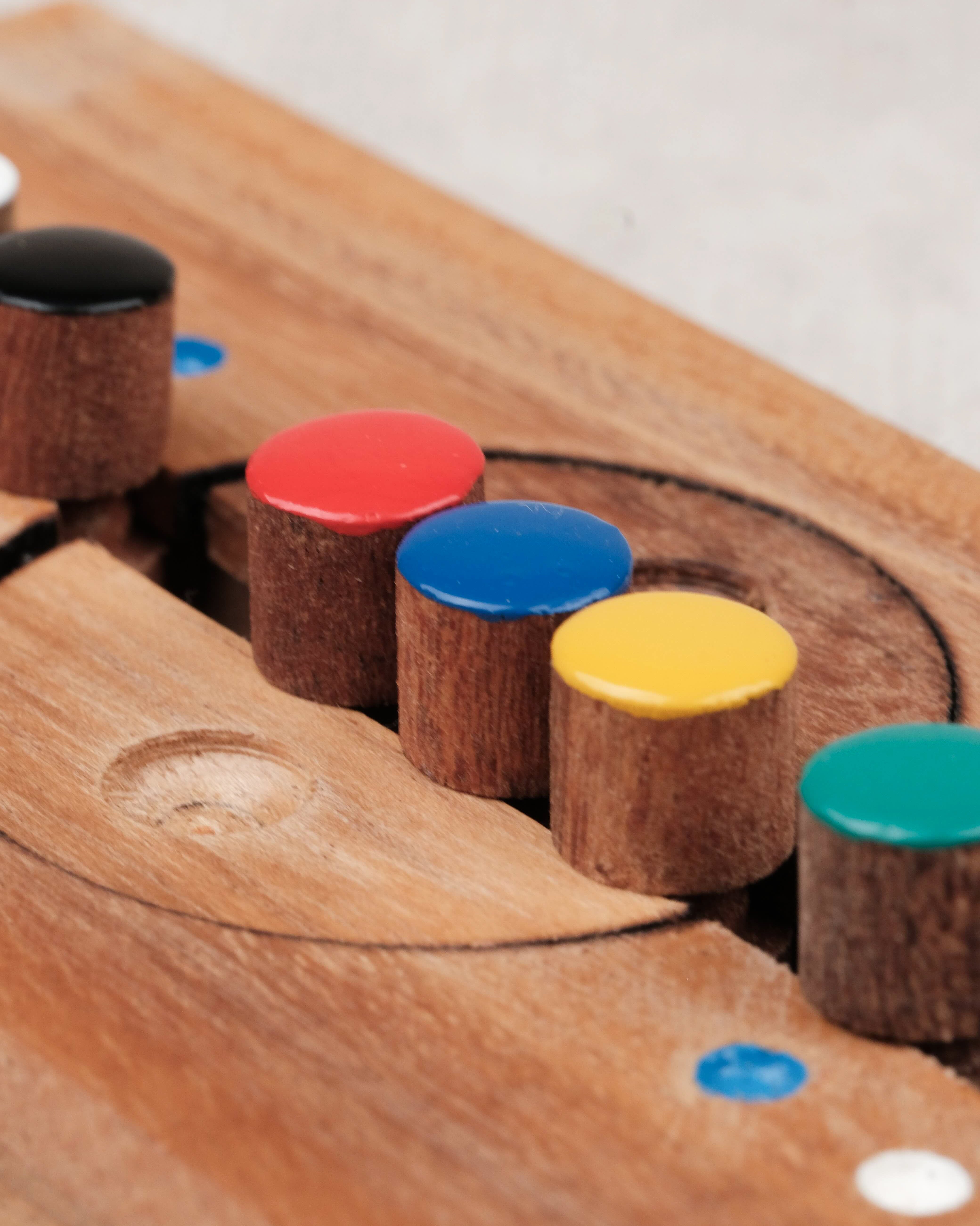 Jeu Code Secret gros plan sur les pions colorés en bois – Jeux Faugère