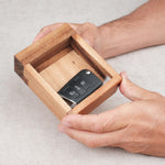 En cas d’urgence – Joueur manipulant une boîte secrète en bois – Puzzle casse-tête Jeux Faugère