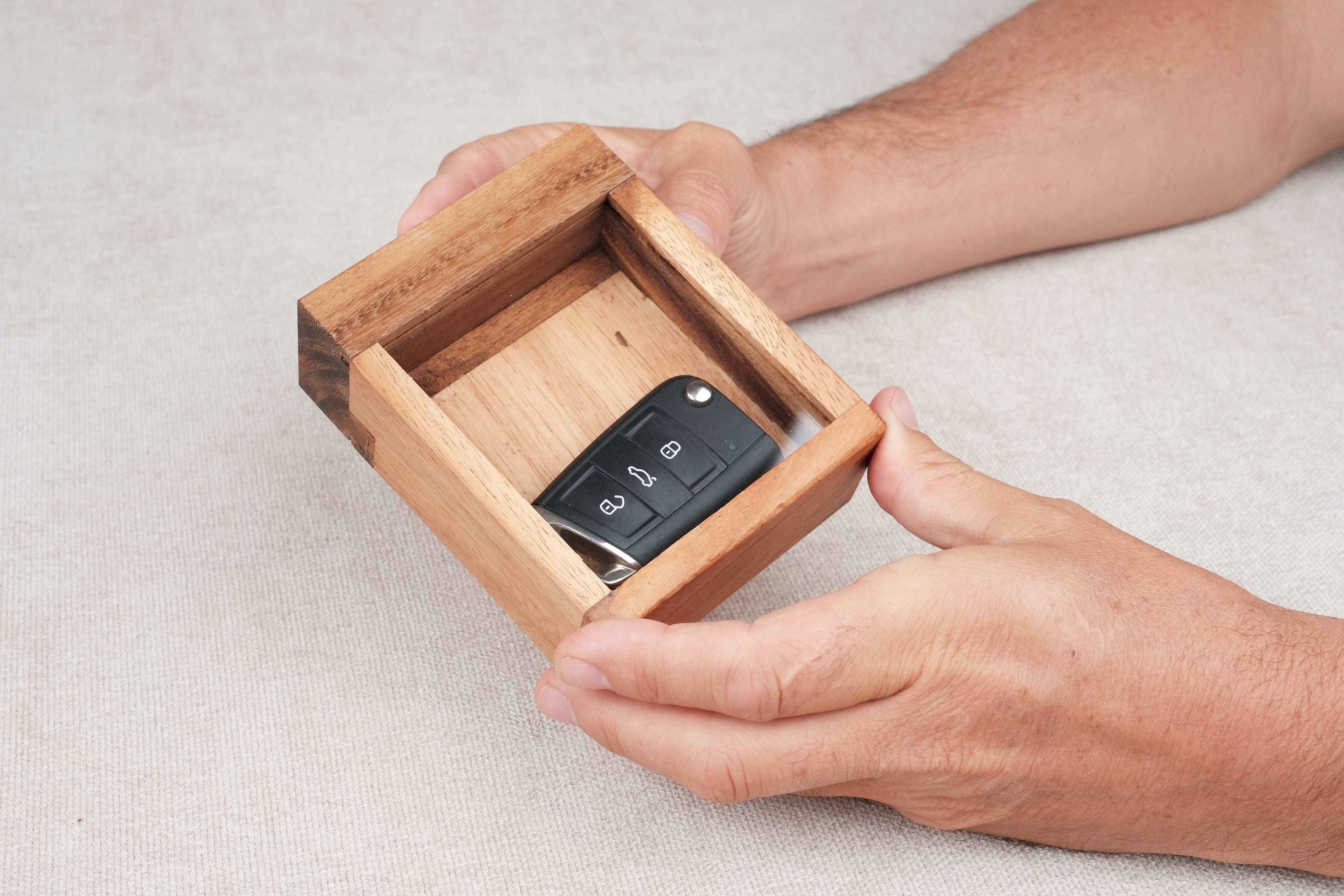 En cas d’urgence – Joueur manipulant une boîte secrète en bois – Puzzle casse-tête Jeux Faugère