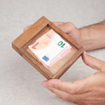 Joueur manipulant Okazou – Boîte secrète casse-tête en bois – Jeux Faugère