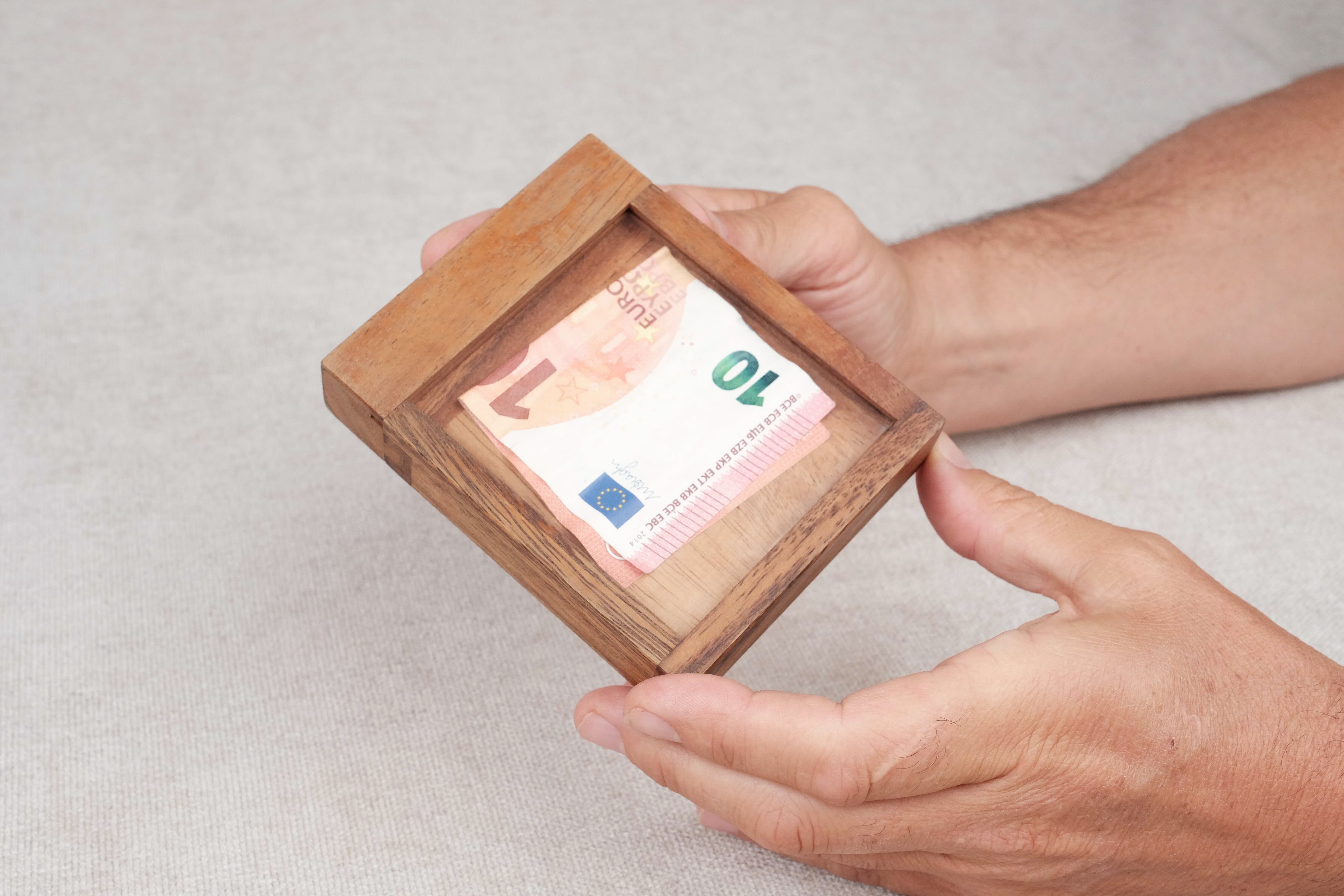 Joueur manipulant Okazou – Boîte secrète casse-tête en bois – Jeux Faugère