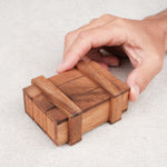 Boîte secrète S fermée vue de dessus pris par une main