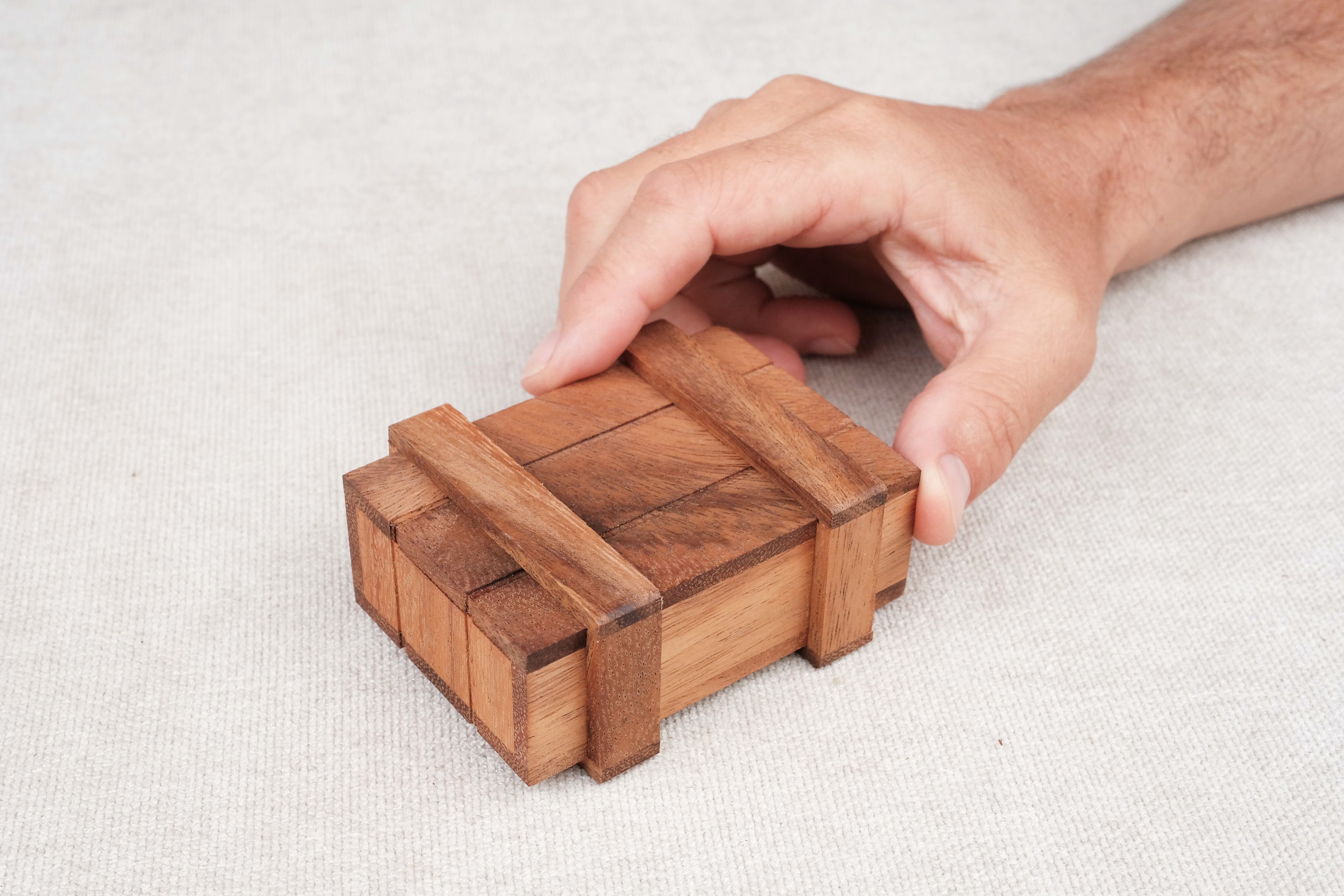 Boîte secrète S fermée vue de dessus pris par une main