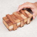 Joueur tentant d’ouvrir la Double Boîte Secrète en bois – Puzzle casse-tête Jeux Faugère