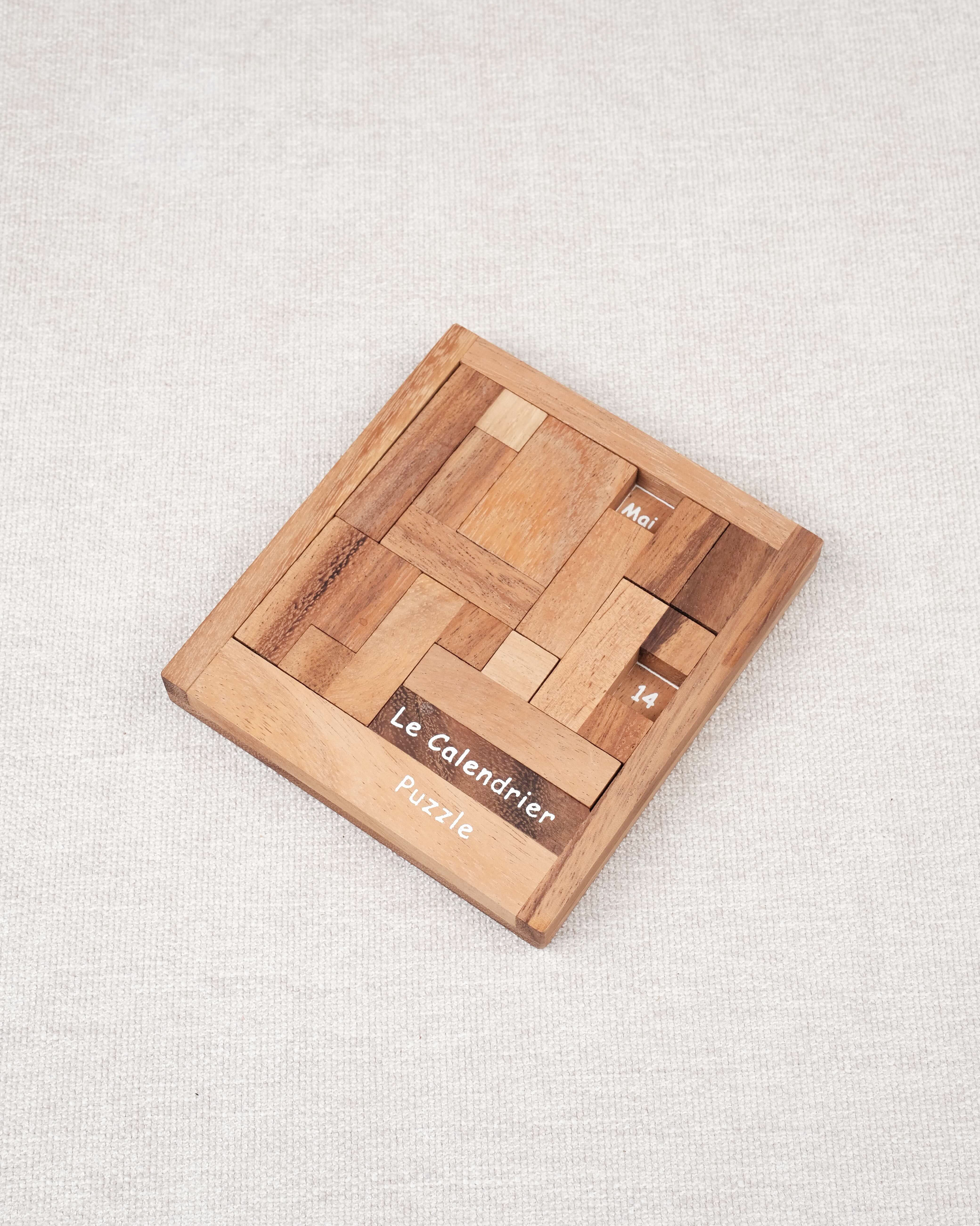 Calendrier puzzle casse-tête en bois avec pièces assemblées