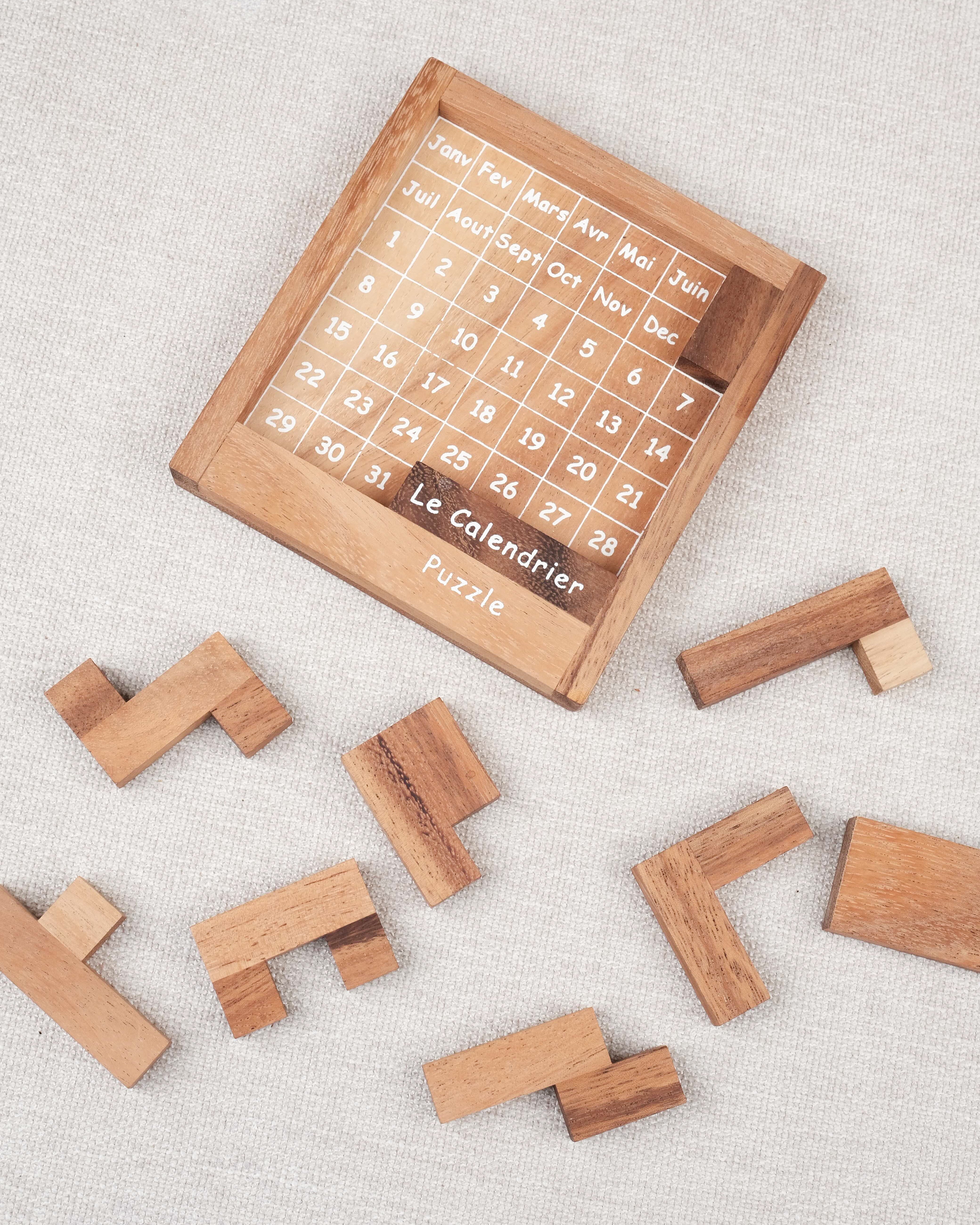 Calendrier puzzle en bois avec pièces détachées