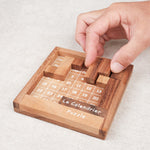 Calendrier puzzle casse-tête en bois avec 365 combinaisons, main en action