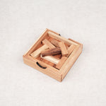 Coffret en bois contenant le casse-tête Les 4 T avec ses pièces rangées