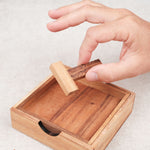 Main d’un joueur manipulant une pièce du casse-tête Les 4 T