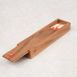 Coffret ouvert de Mikado en bois avec baguettes multicolores.