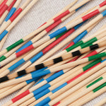 Gros plan sur les baguettes de Mikado colorées en bois.