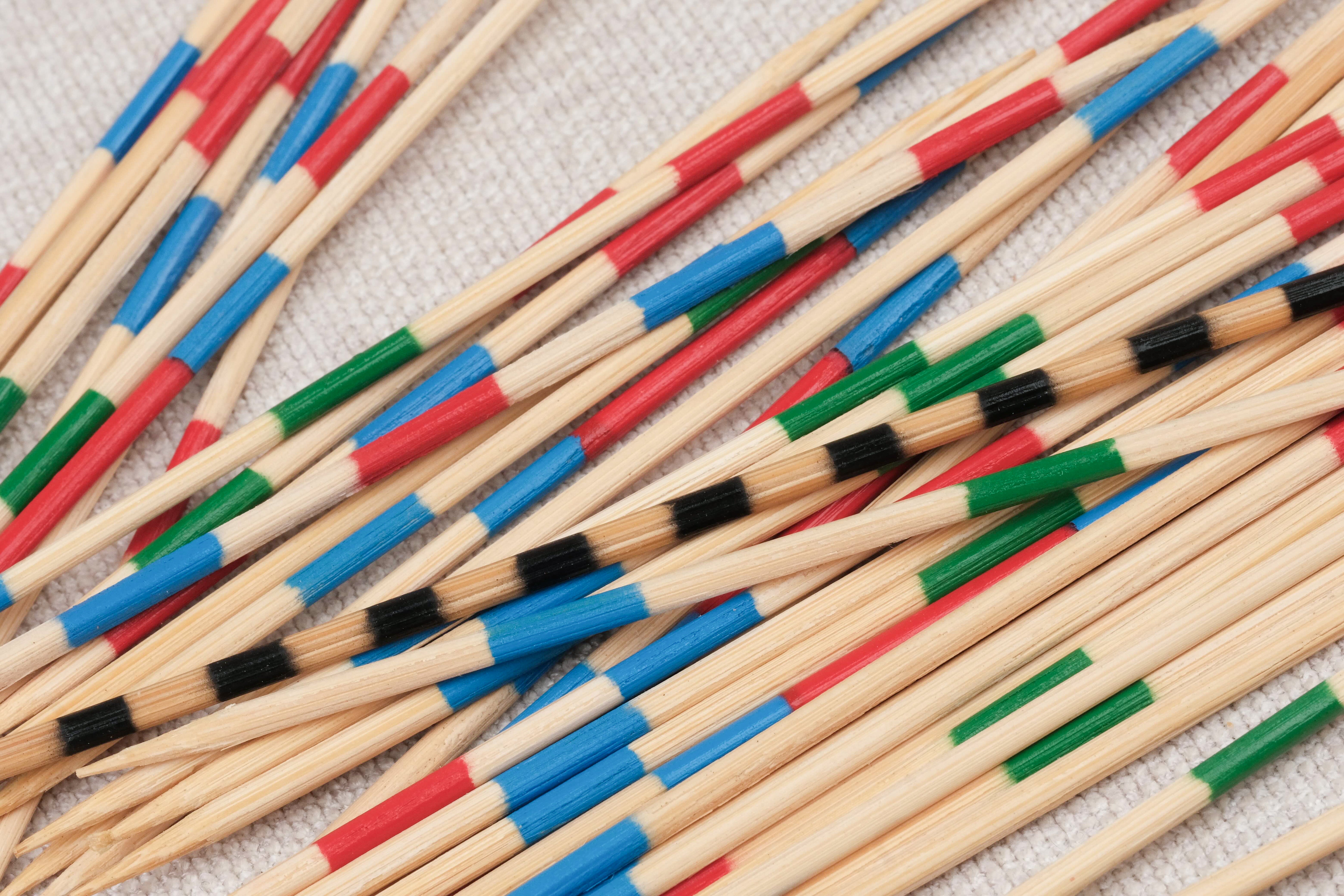 Gros plan sur les baguettes de Mikado colorées en bois.