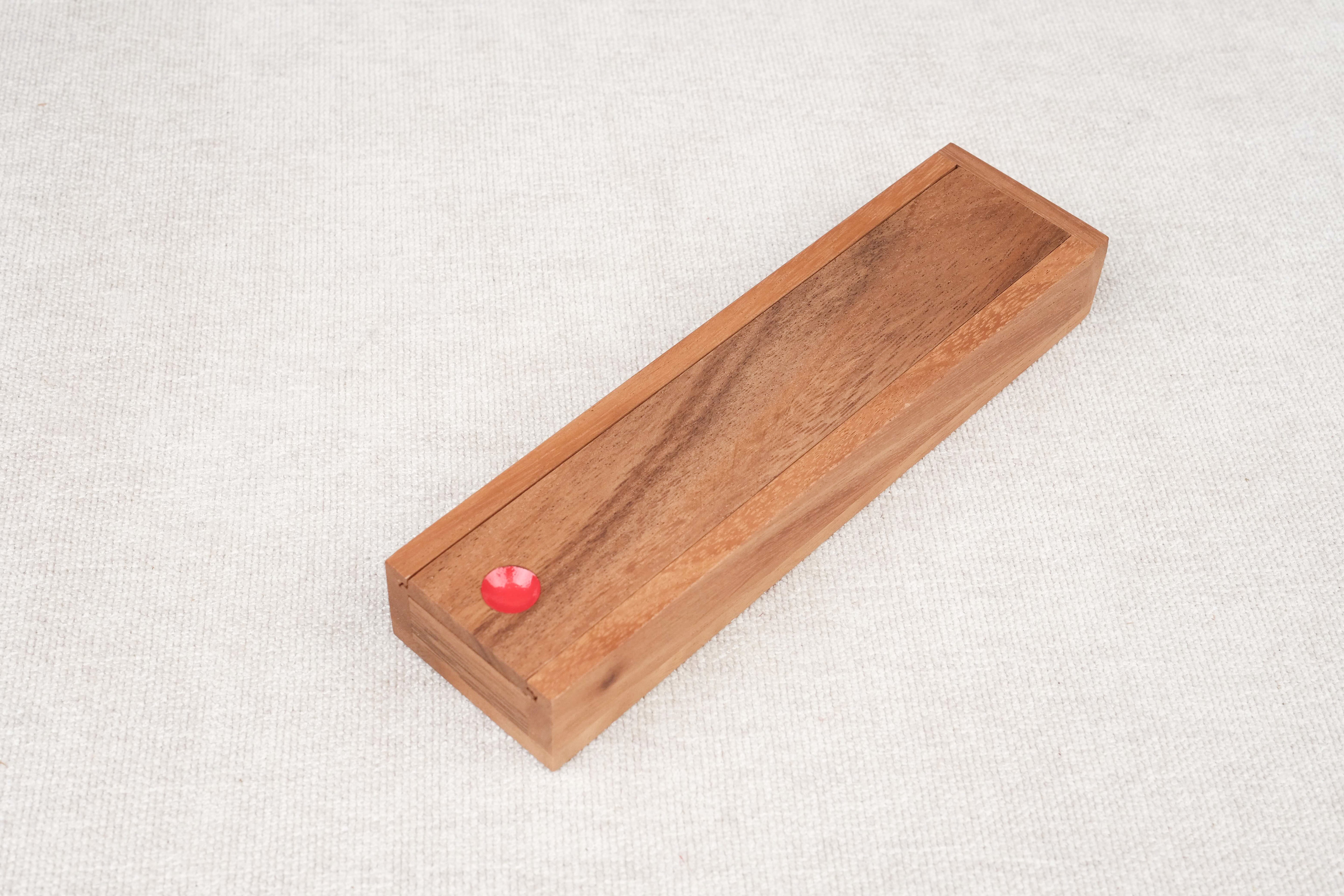 Coffret refermé en bois d’acacia pour ranger le Mikado.