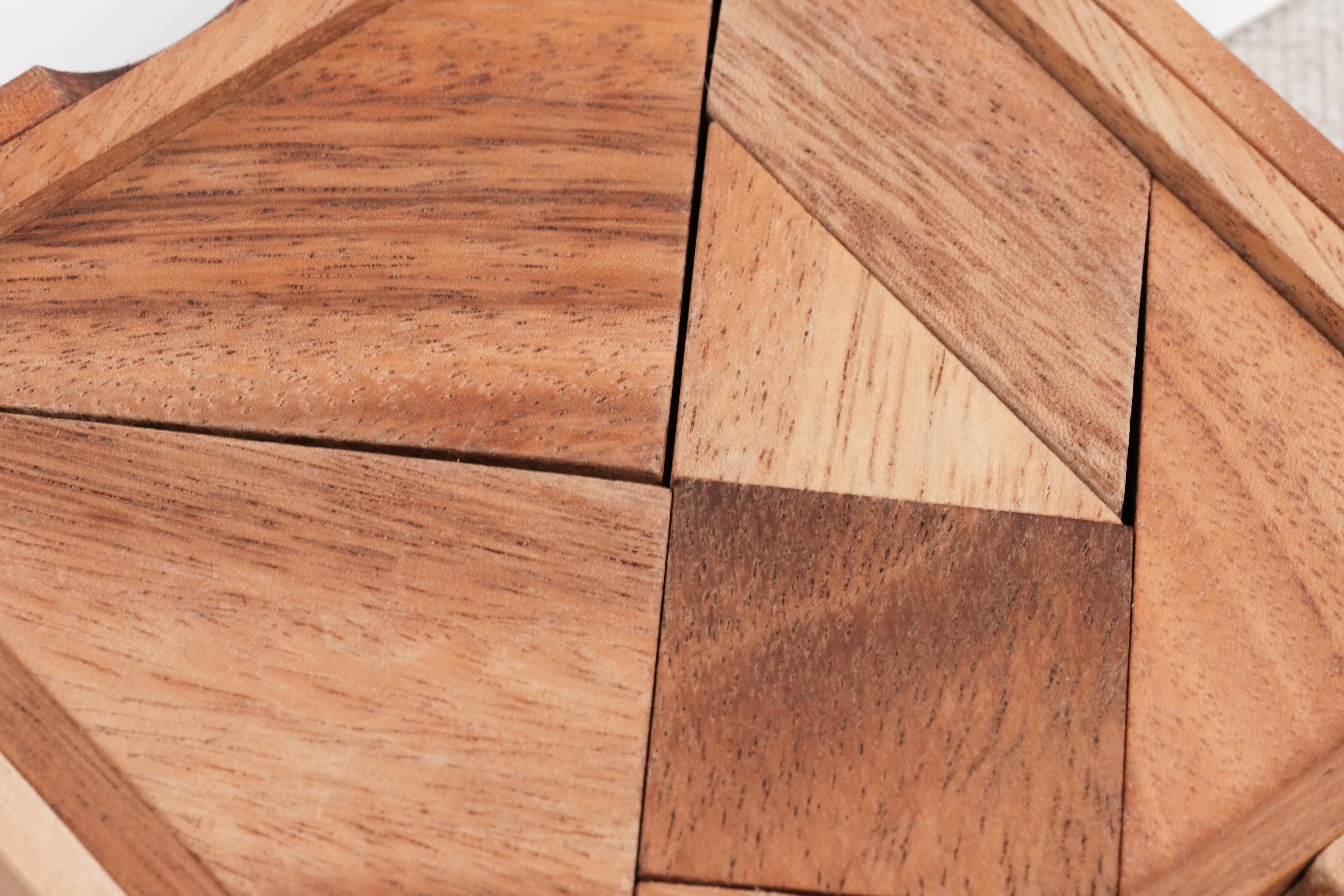Vue rapprochée des pièces du tangram rangées dans le coffret en bois – Tangram et son Livret Jeux Faugère
