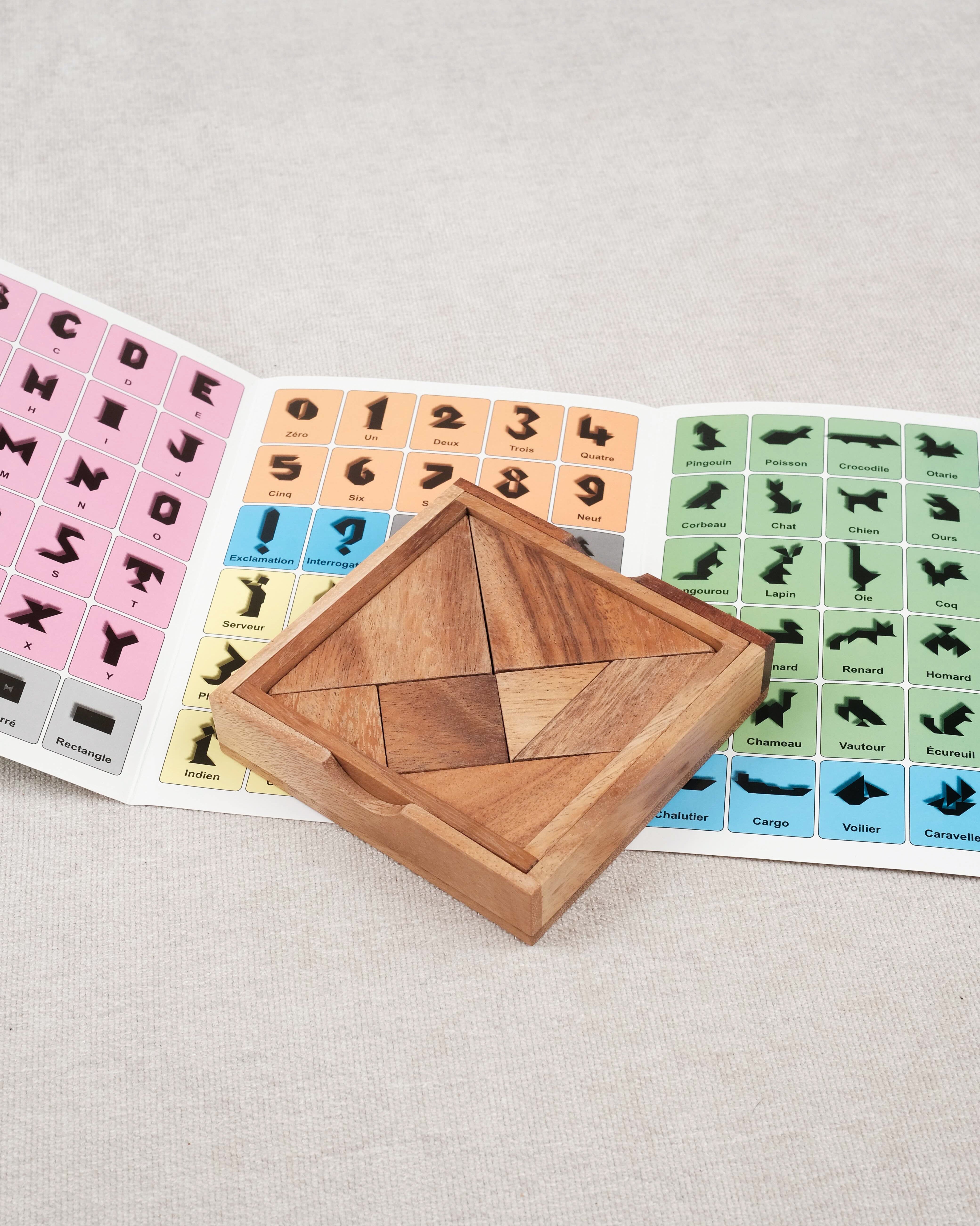 Coffret en bois ouvert avec tangram en 7 pièces et livret coloré – Tangram et son Livret Jeux Faugère
