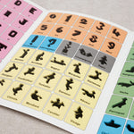 Livret ouvert avec modèles colorés de figures à reproduire – Tangram et son Livret Jeux Faugère