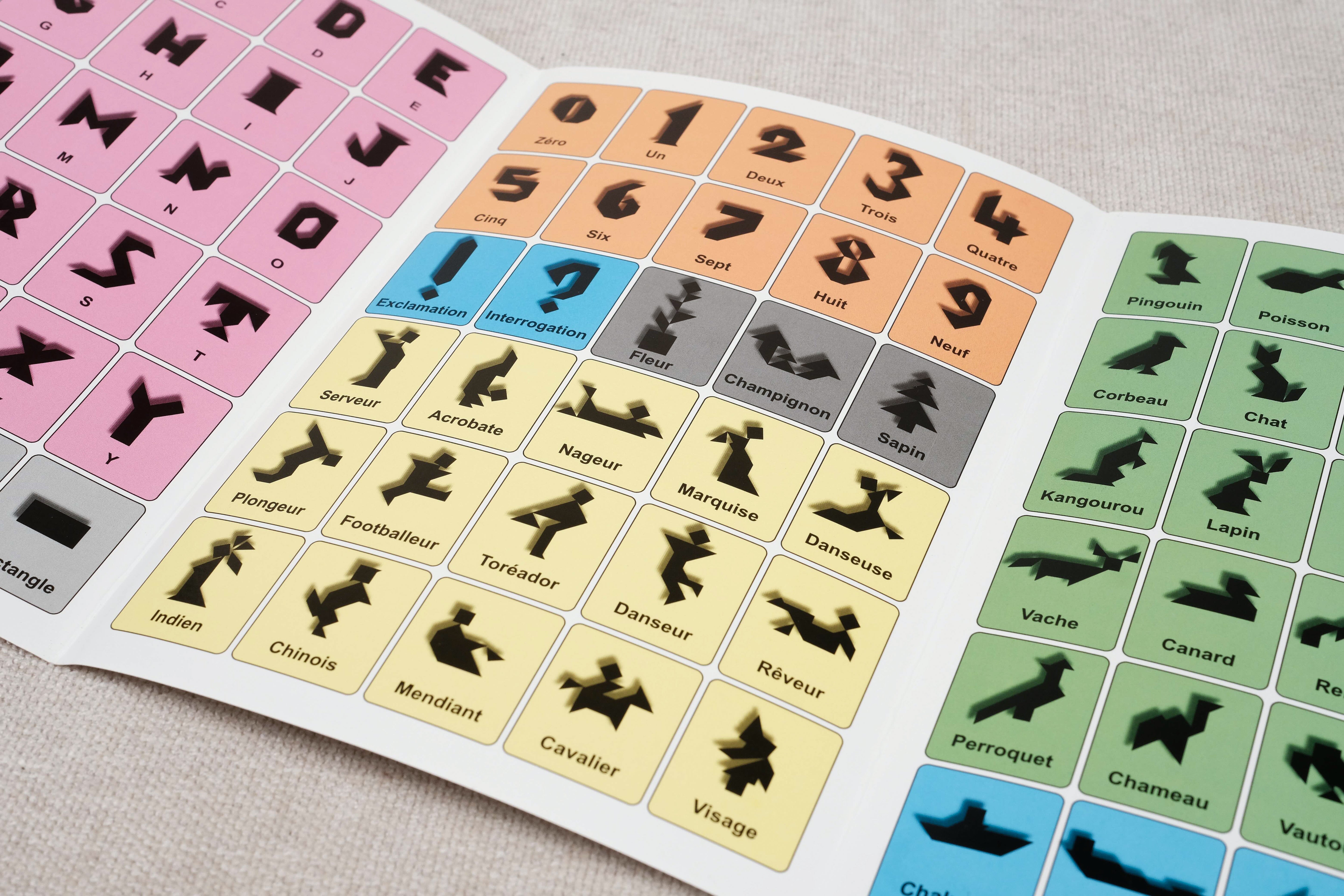 Livret ouvert avec modèles colorés de figures à reproduire – Tangram et son Livret Jeux Faugère