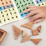 Pièces du tangram en bois disposées à côté du livret avec main – Tangram et son Livret Jeux Faugère