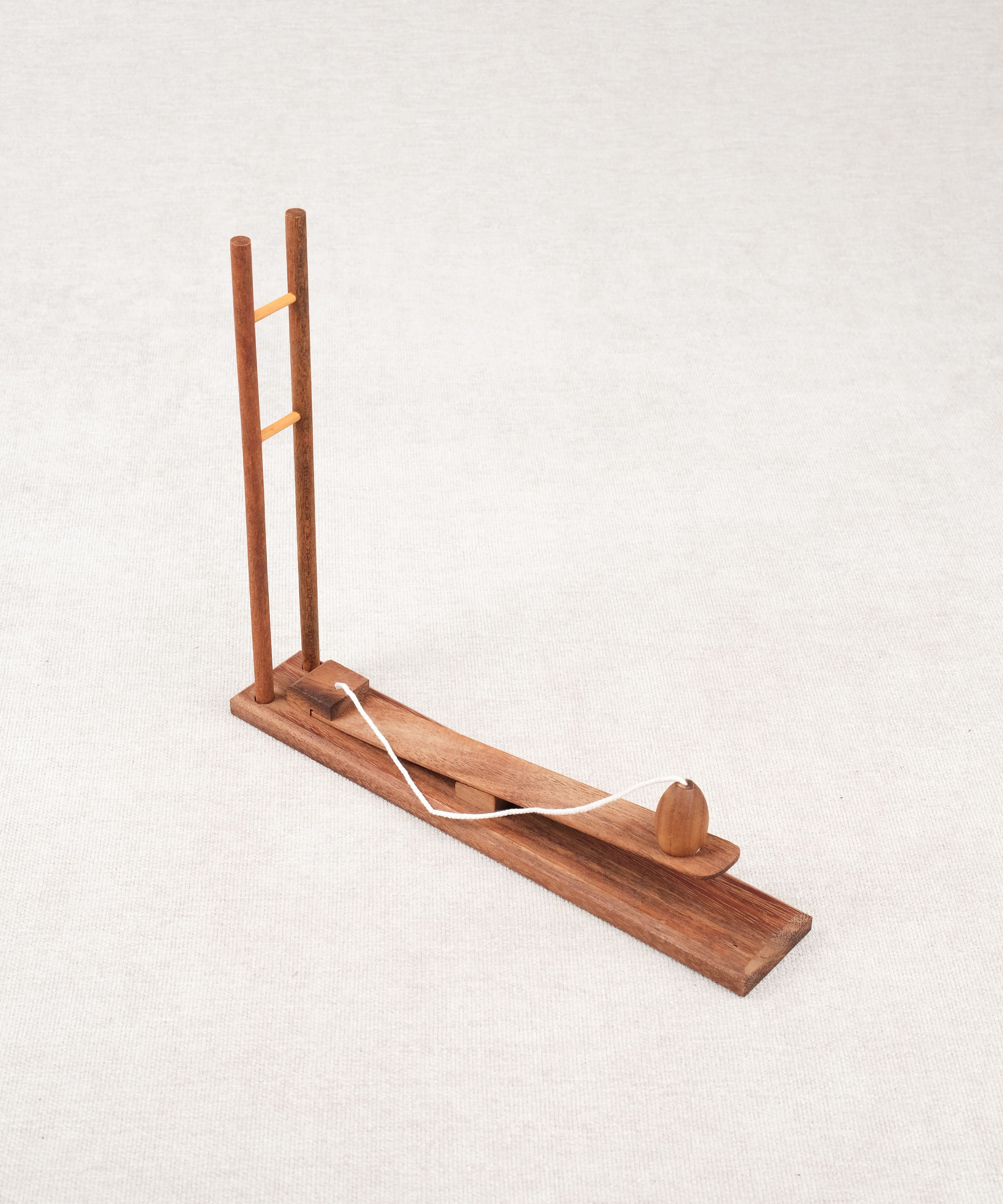 Jeu d’adresse en bois Transformation version rugby avec poteaux et lanceur