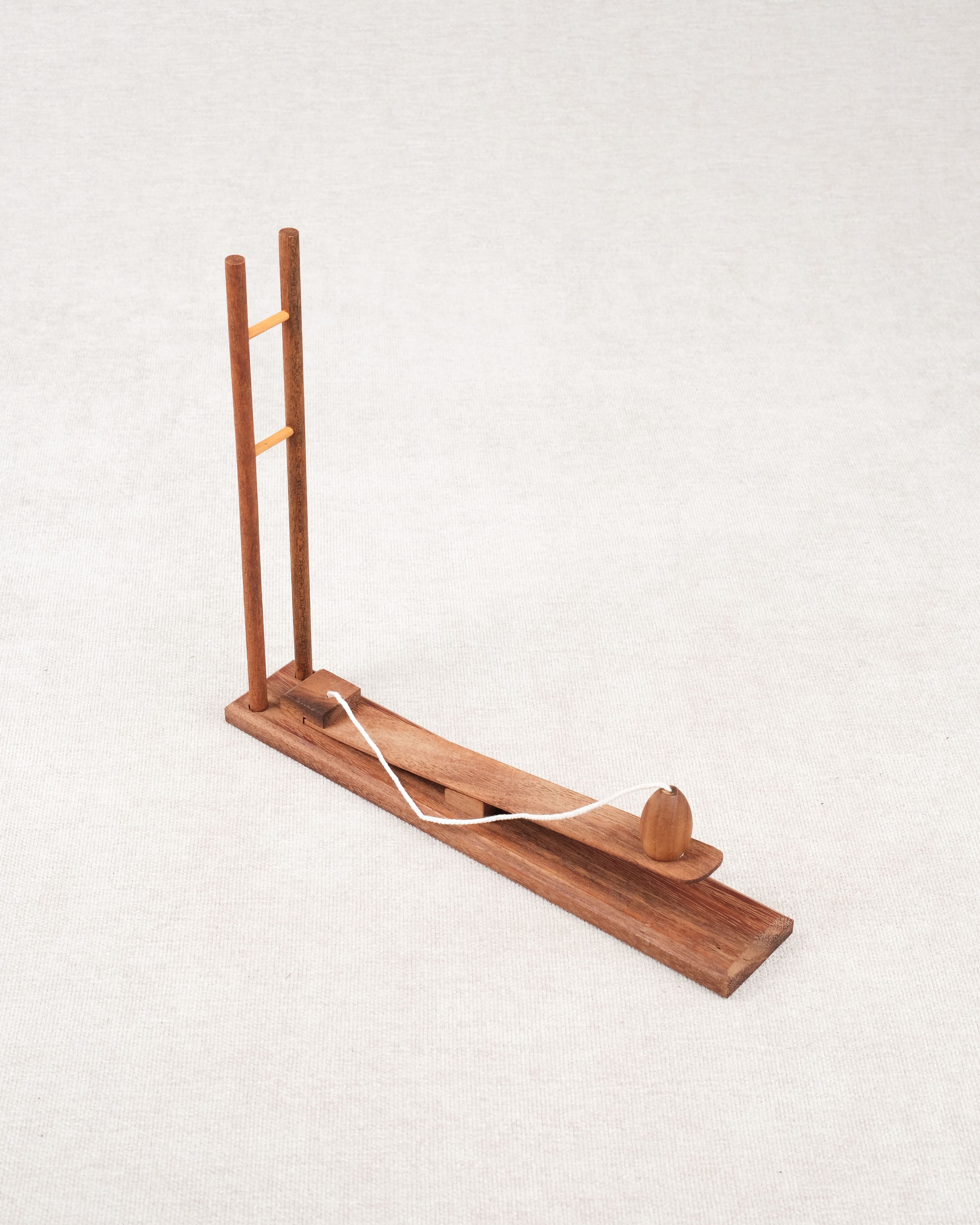 Jeu d’adresse en bois Transformation version rugby avec poteaux et lanceur