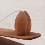 Zoom sur le ballon de rugby en bois placé sur le lanceur