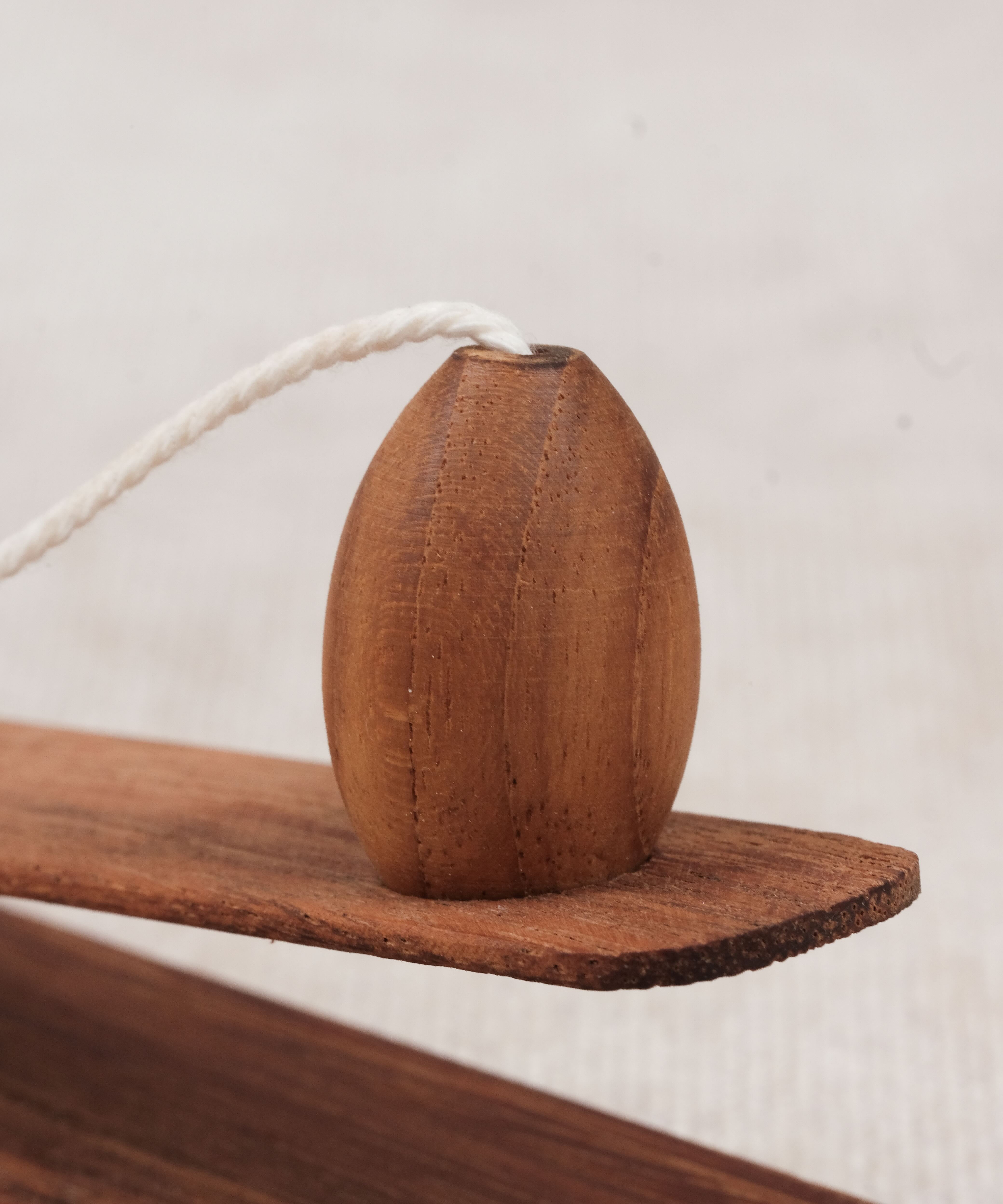 Zoom sur le ballon de rugby en bois placé sur le lanceur