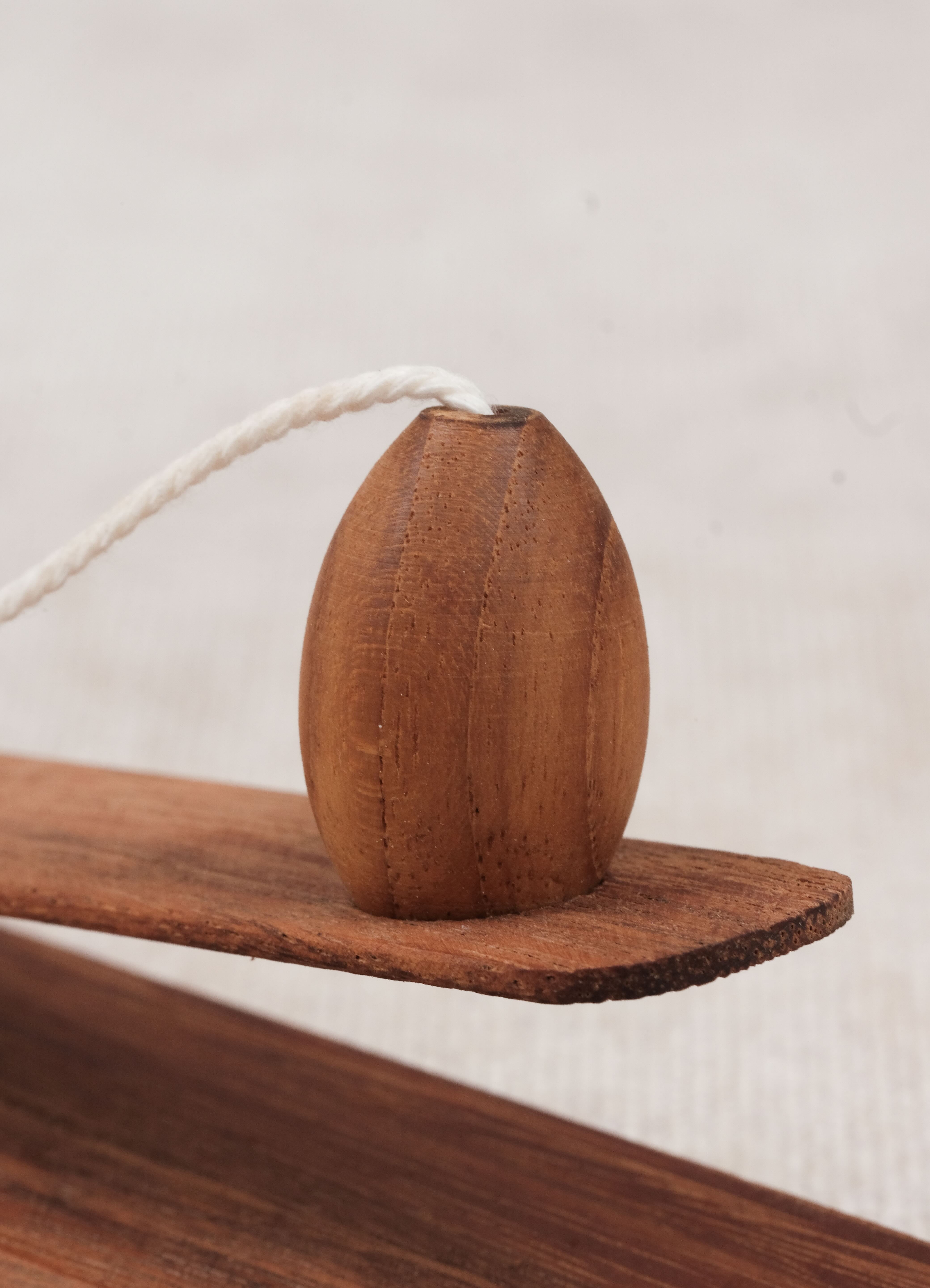 Zoom sur le ballon de rugby en bois placé sur le lanceur