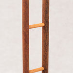 Détail des poteaux de rugby en bois du jeu Transformation