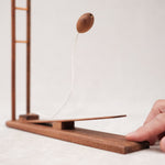 Main en action envoyant le ballon en bois entre les poteaux