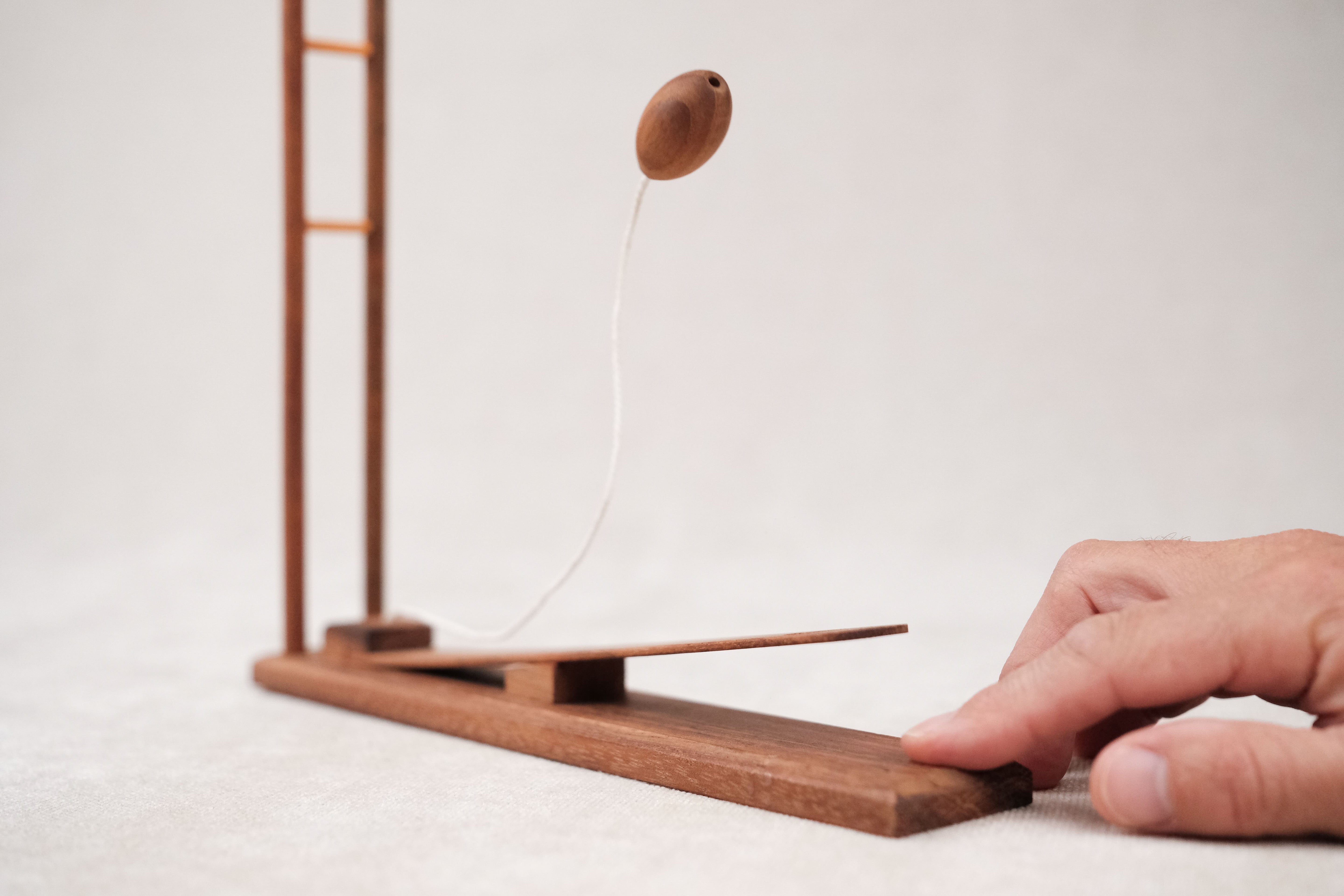 Main en action envoyant le ballon en bois entre les poteaux