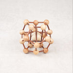 Casse-tête en bois Molécule avec boule centrale emprisonnée.