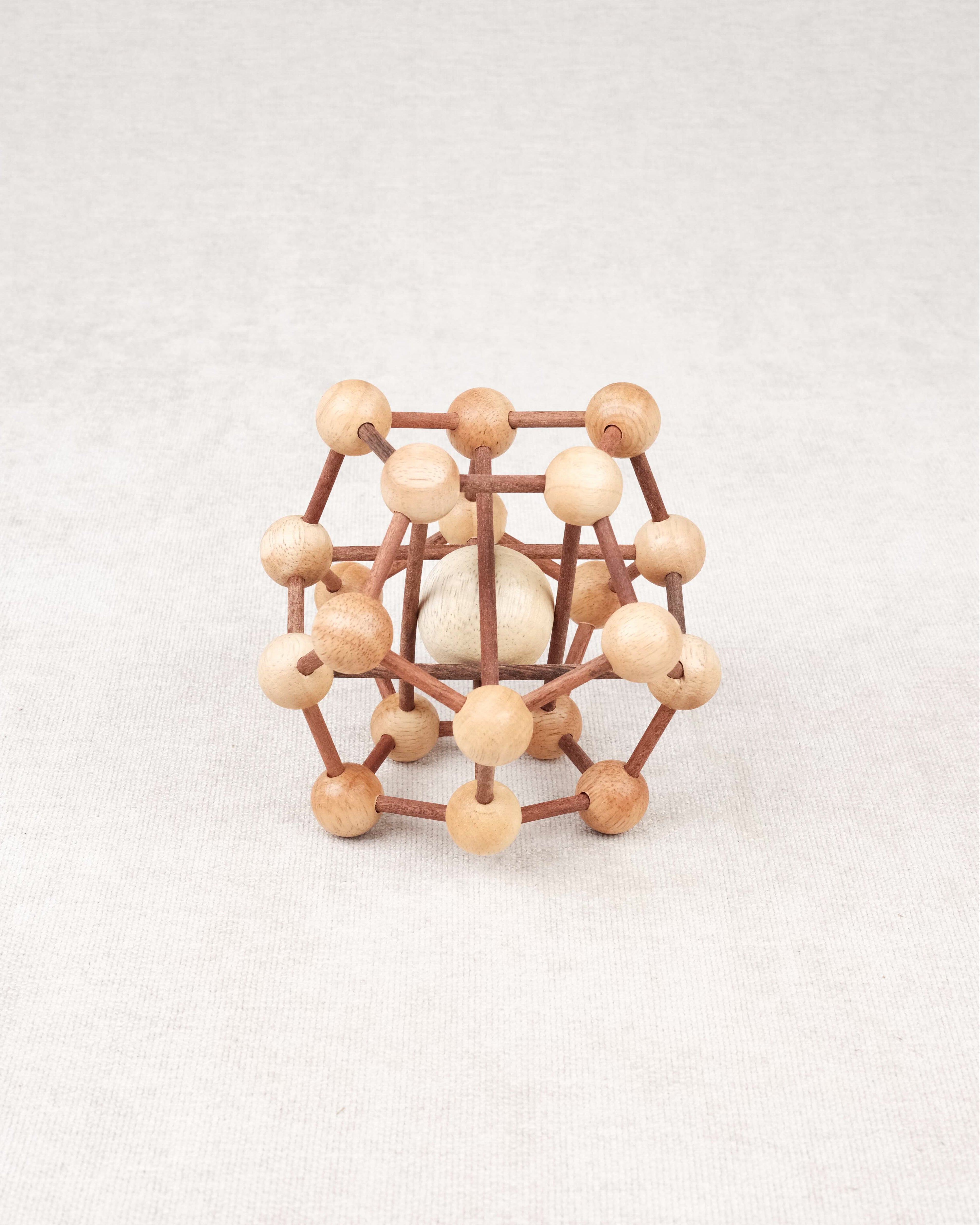 Casse-tête en bois Molécule avec boule centrale emprisonnée.