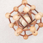 Vue du dessus du casse-tête Molécule montrant la boule au centre.