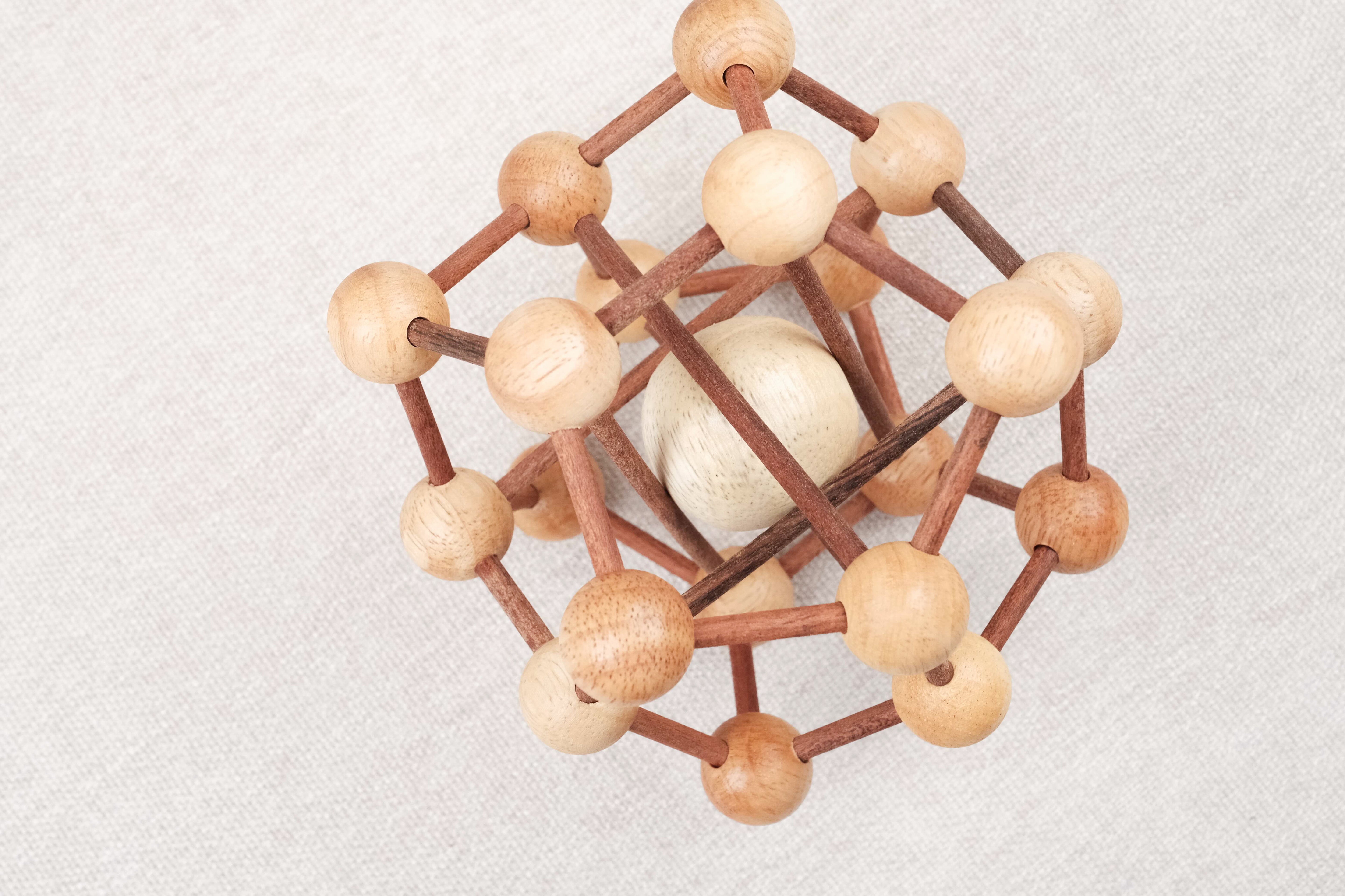 Vue du dessus du casse-tête Molécule montrant la boule au centre.