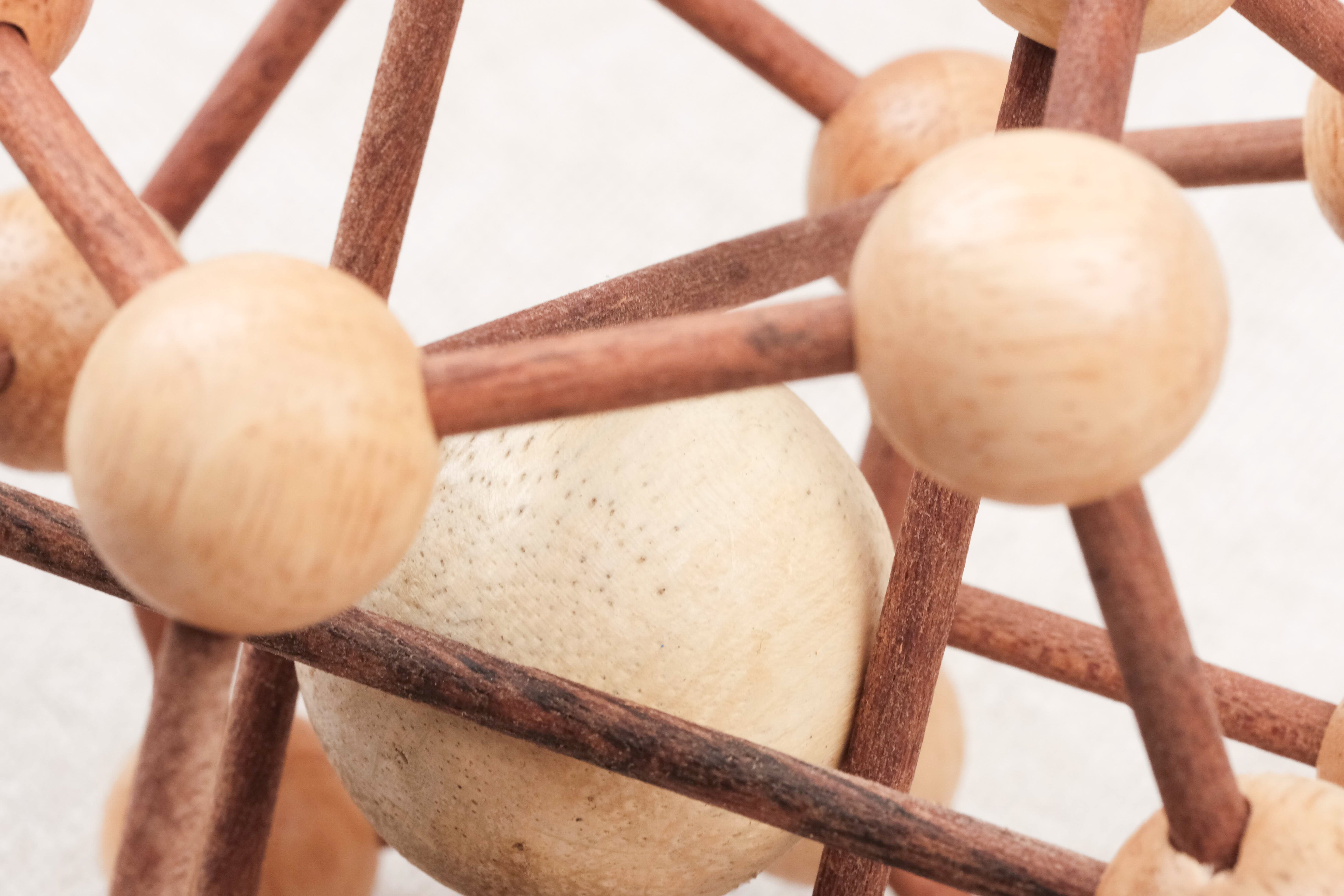 Gros plan sur la structure en bois du casse-tête Molécule.