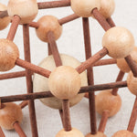 Détail des tiges et billes en bois du casse-tête Molécule.